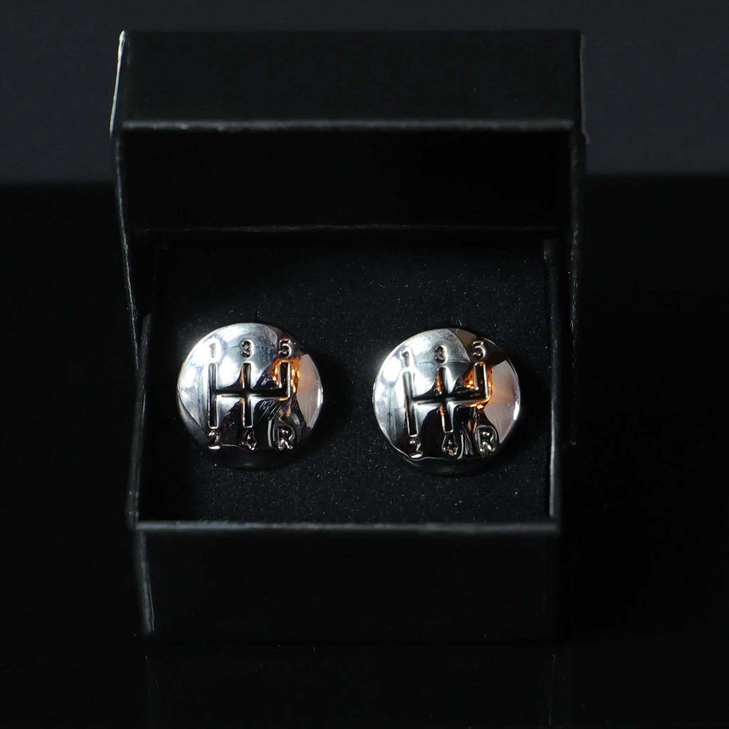 Gemelos para amantes de los coches en una caja, diseño de palanca de cambios plateada.