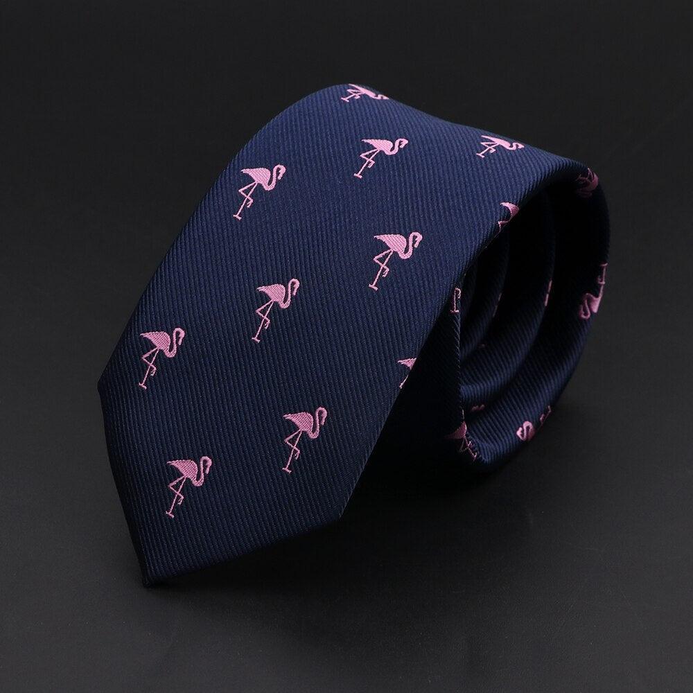Primer plano de corbata azul marino con patrón repetido de flamencos rosas sobre fondo negro