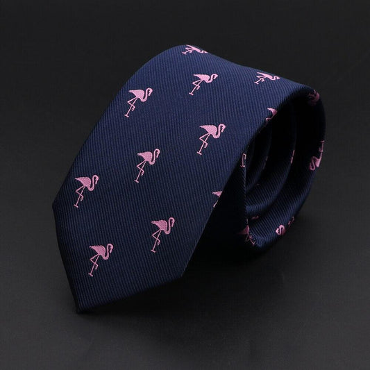 Primer plano de corbata azul marino con patrón repetido de flamencos rosas sobre fondo negro