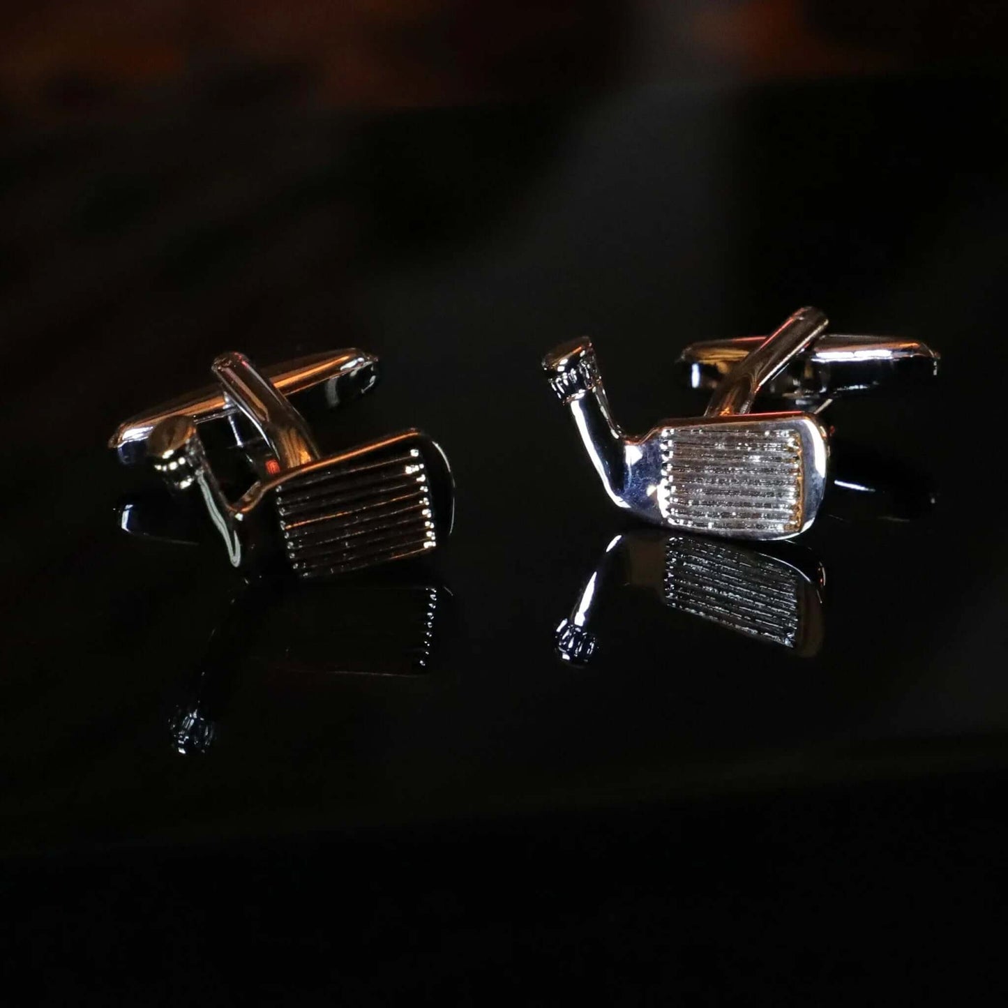 Gemelos palos golf plateados acero inoxidable con reflejos elegantes fondo negro