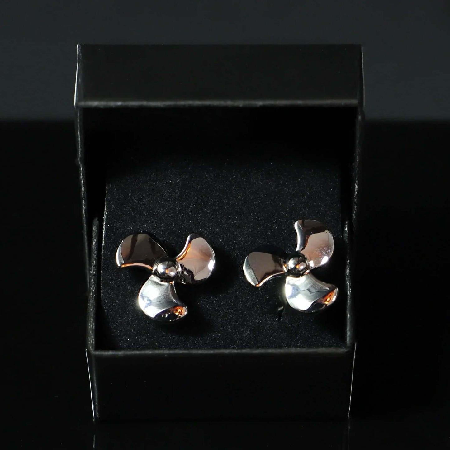 Gemelos con hélice de barco en caja negra, perfectos para amantes de los barcos y marineros.