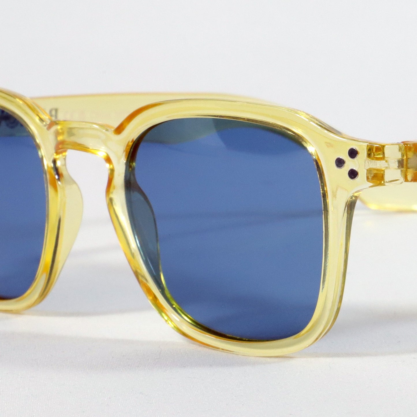 Cortadura · gafas de sol color crema cristal con lentes azules