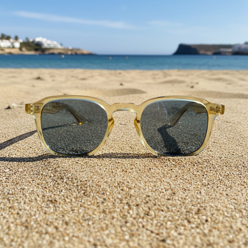 Cortadura · gafas de sol color crema cristal con lentes azules