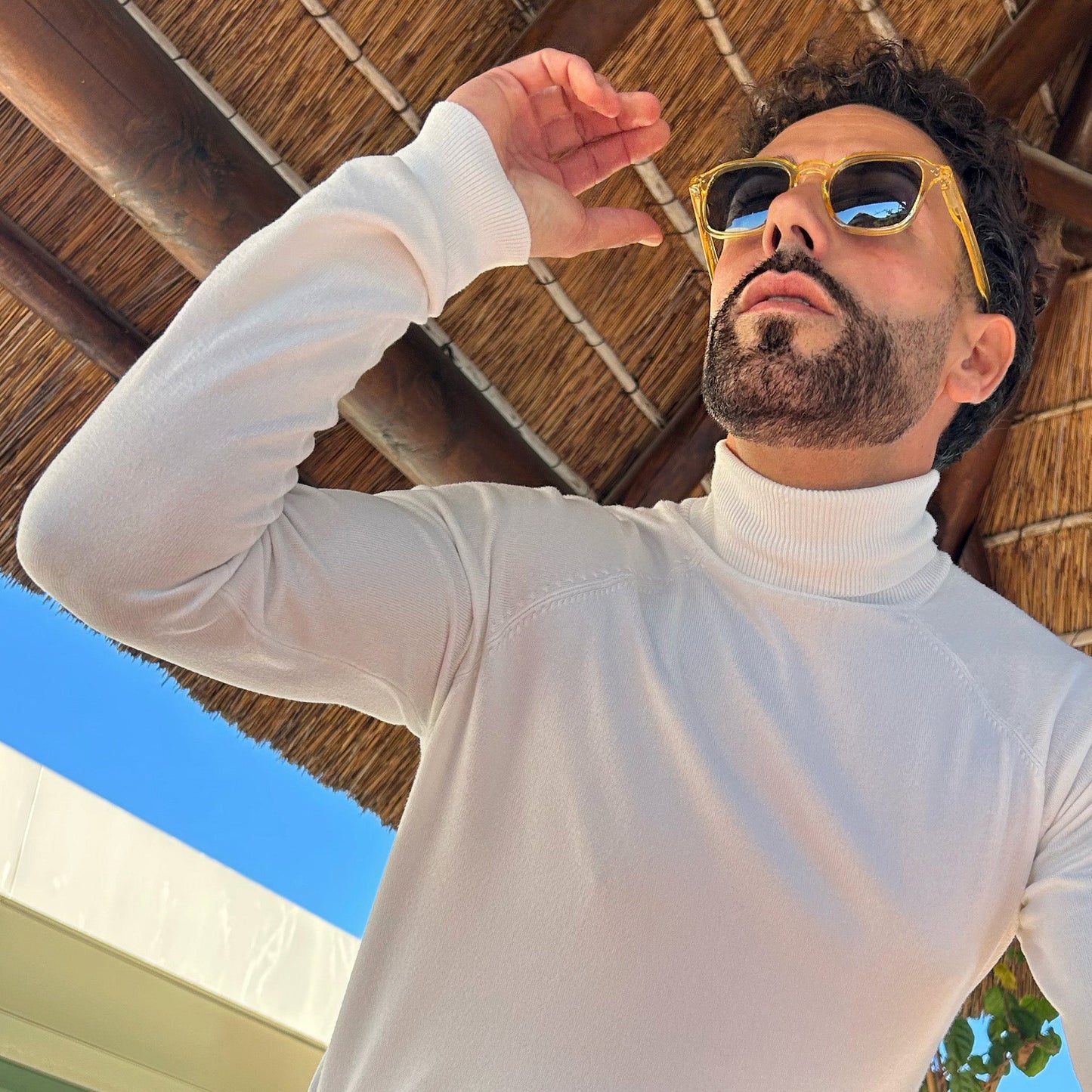 Cortadura · gafas de sol color crema cristal con lentes azules
