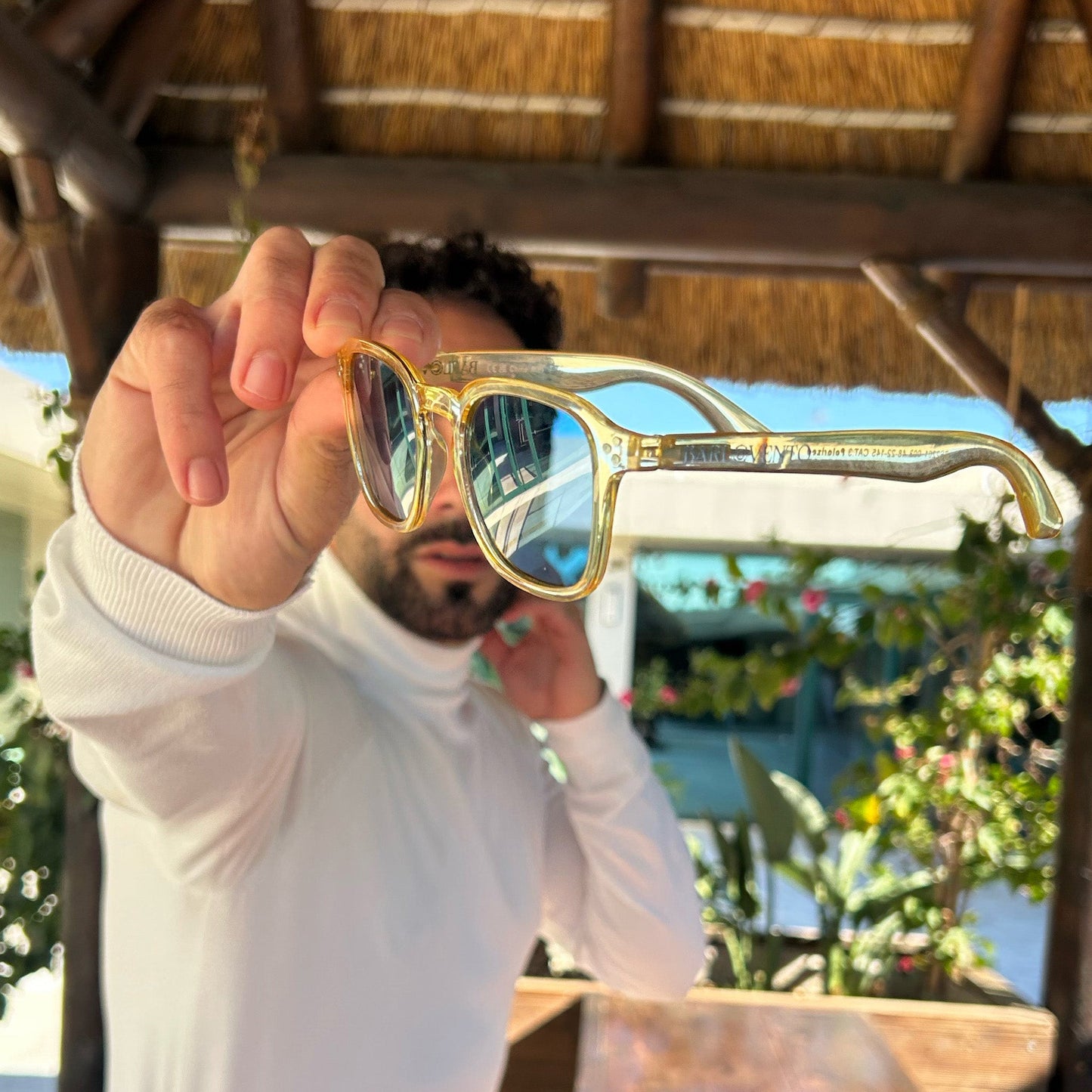 Cortadura · gafas de sol color crema cristal con lentes azules
