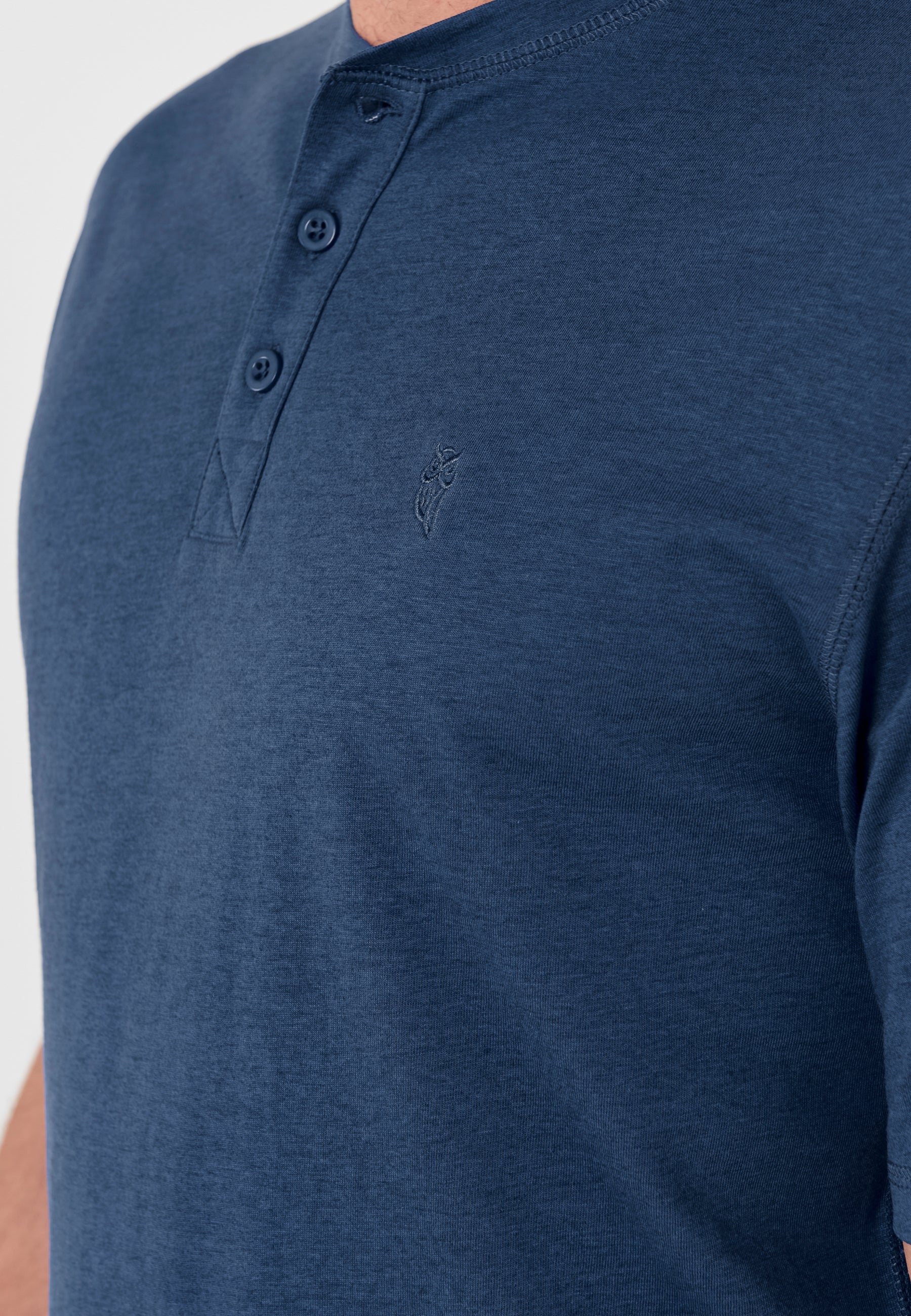 Camiseta de hombre azul marino de algodón con botones y diseño clásico, ideal para un look casual.