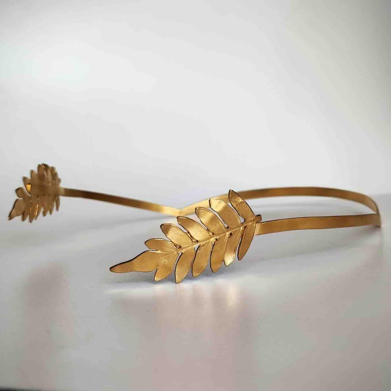 Diadema dorada de metal con diseño de hojas, elegante y moderna, ideal para ocasiones especiales.