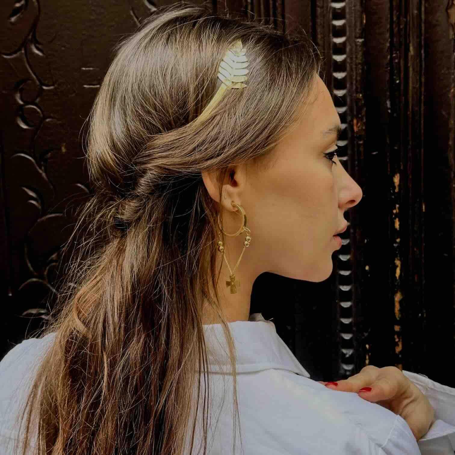 Diadema dorada con diseño de hoja, material metálico, perfecta para peinados elegantes y casuales.