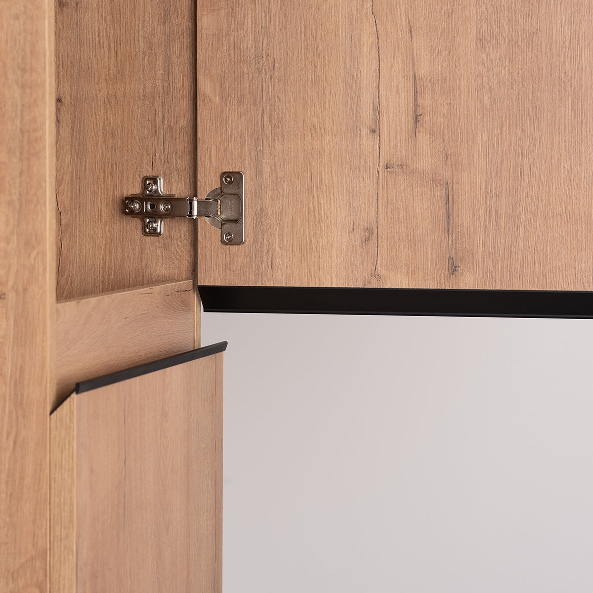 Vista frontal del Mueble baño Madison Pilar Roble Ostippo mostrando puerta y tirador cromado