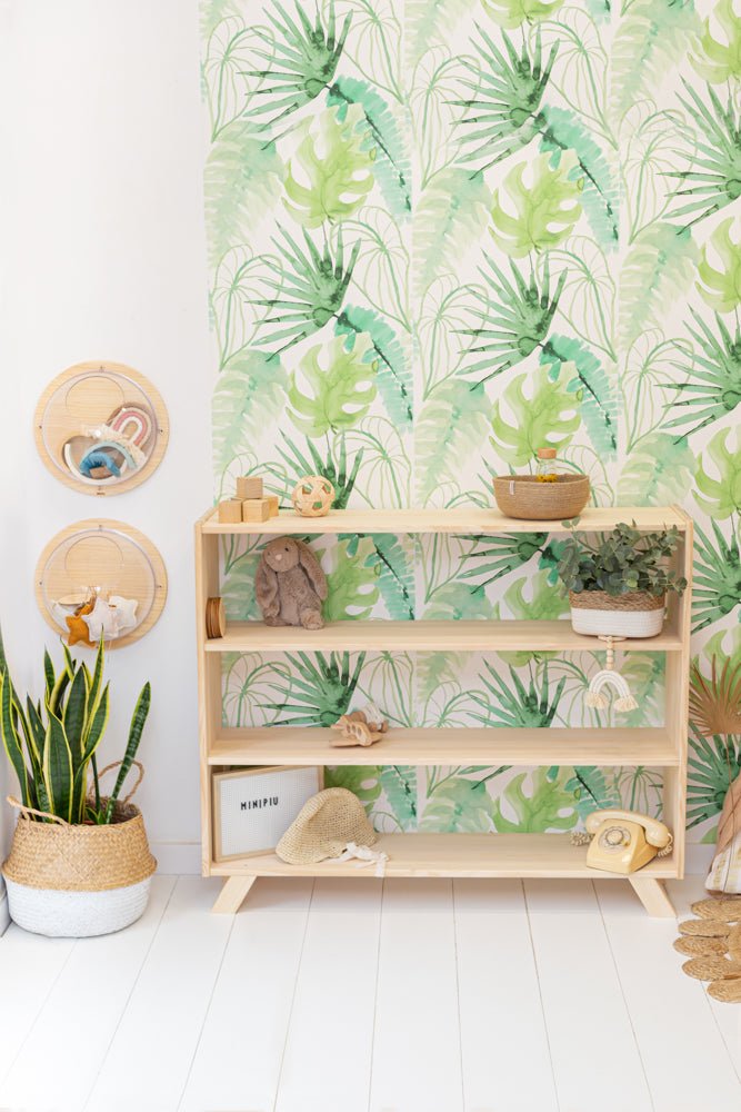 Estantería de madera natural con tres estantes, decorada con plantas y elementos de estilo escandinavo.