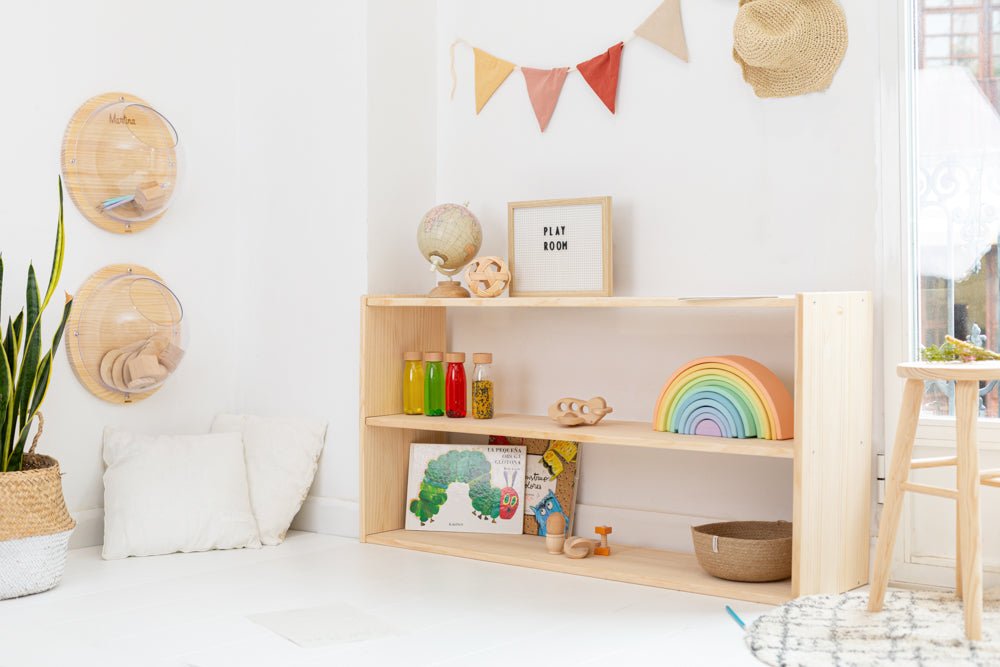 Estante de madera clara con estante doble, decoración colorida y juguetes, ideal para habitación infantil.