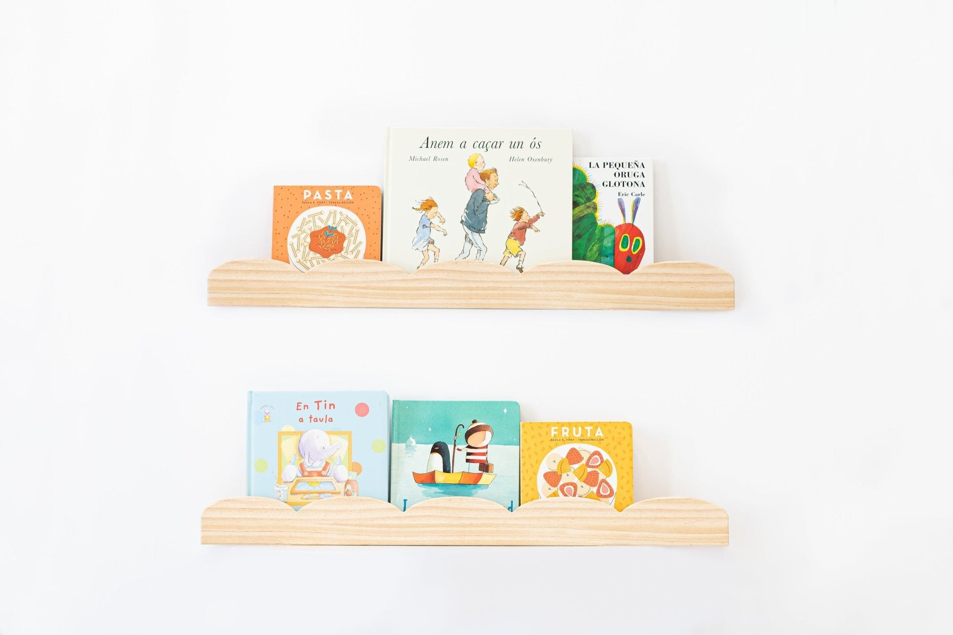 Estante de madera clara con libros infantiles coloridos sobre fondo blanco, ideal para decoración y almacenamiento.