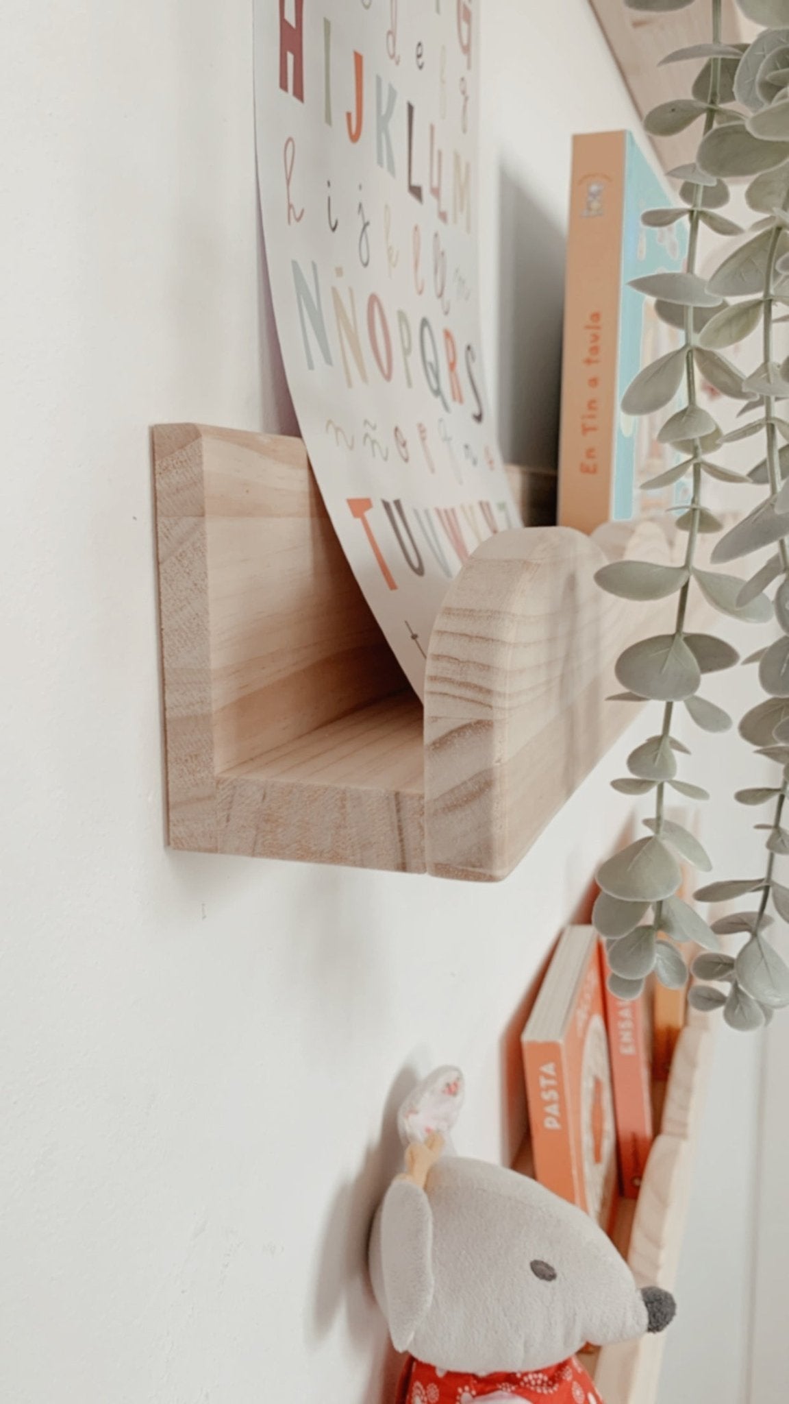 Estante de madera clara en estilo minimalista, ideal para libros y decoraciones. Perfecto para hogares modernos.