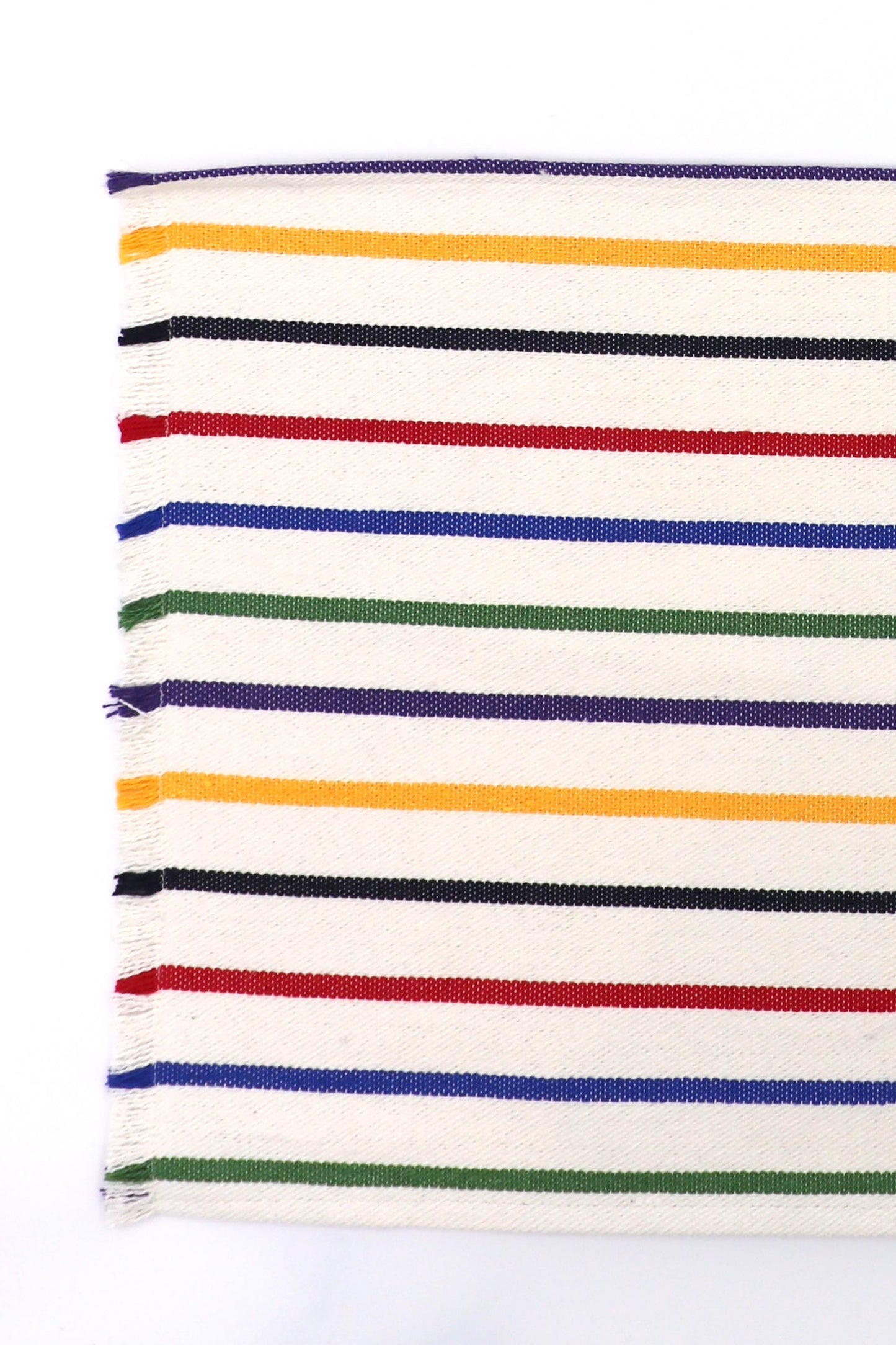 Alfombra de algodón blanco con rayas en rojo, verde, azul, negro y amarillo, estilo moderno.