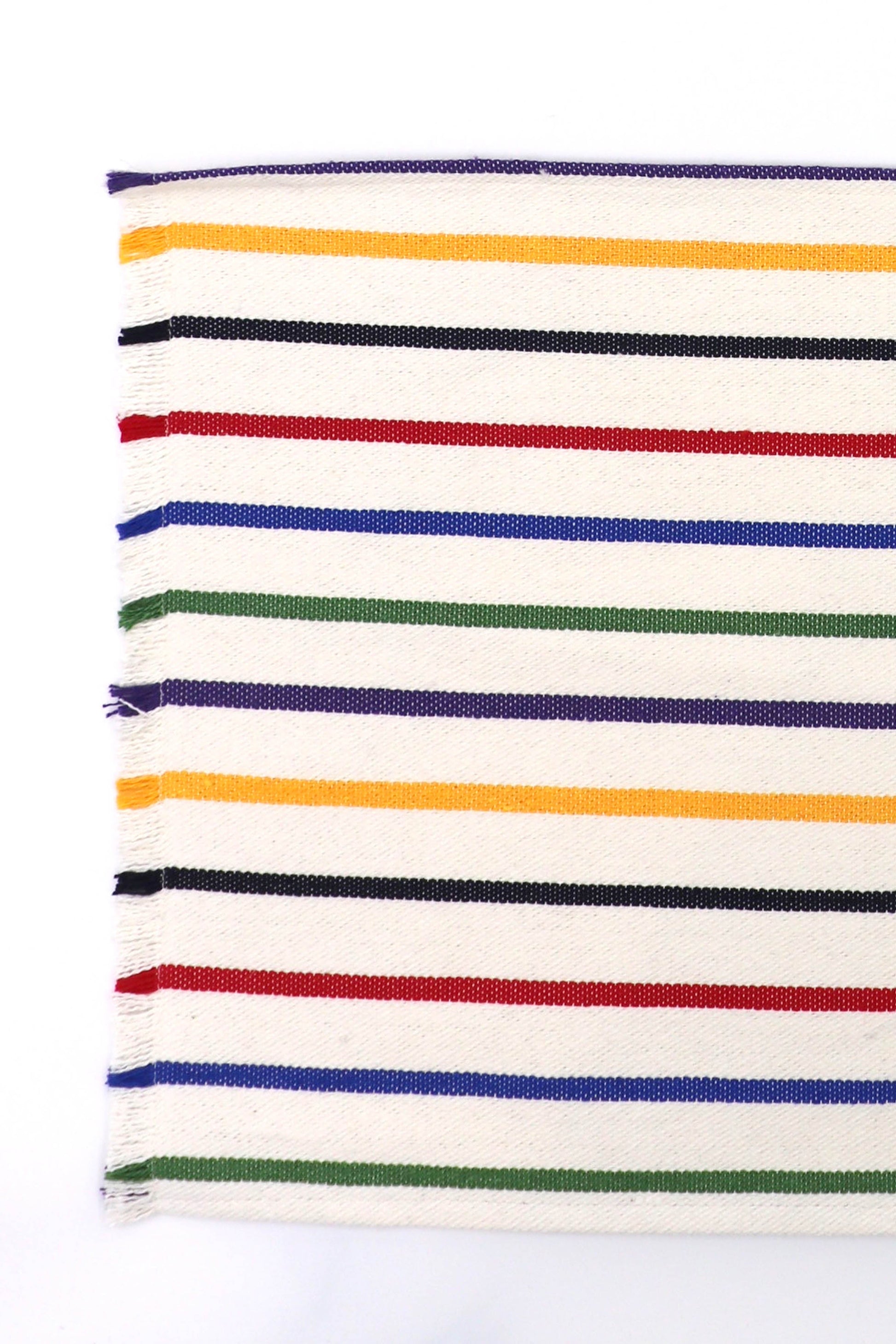 Alfombra de algodón blanco con rayas en rojo, verde, azul, negro y amarillo, estilo moderno.