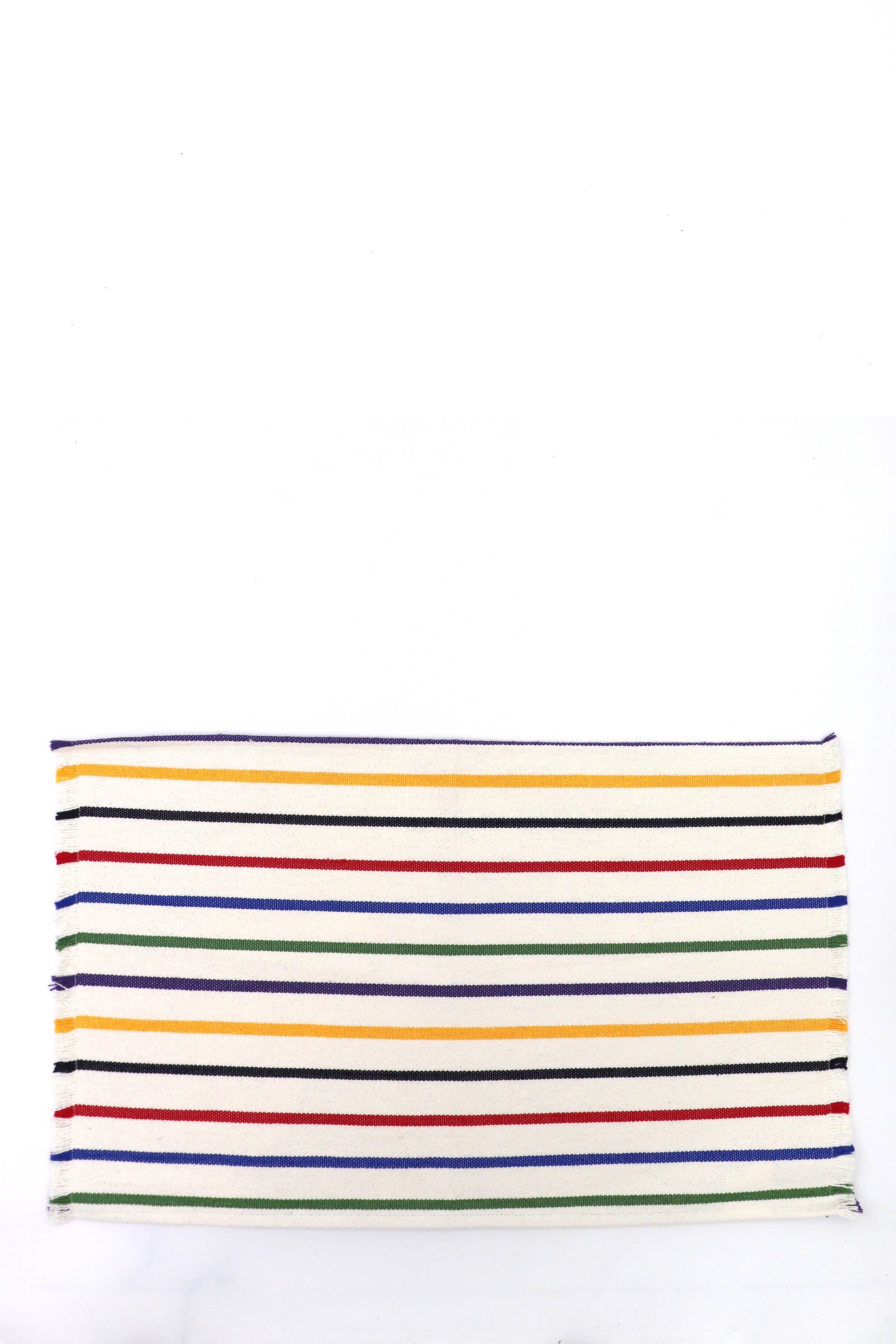 Alfombra de tela rayada en amarillo, verde, morado y azul, estilo moderno y colorido, ideal para decoración del hogar.