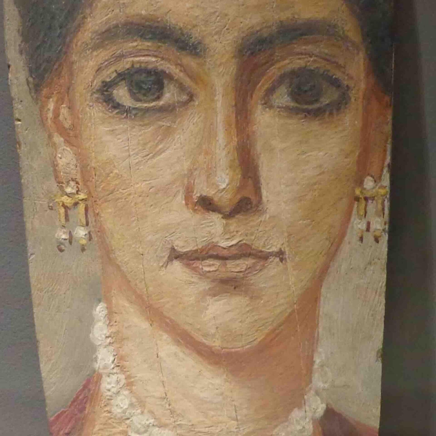 Retrato en madera de mujer con blusa roja, pendientes dorados y collar de perlas, estilo artístico clásico.