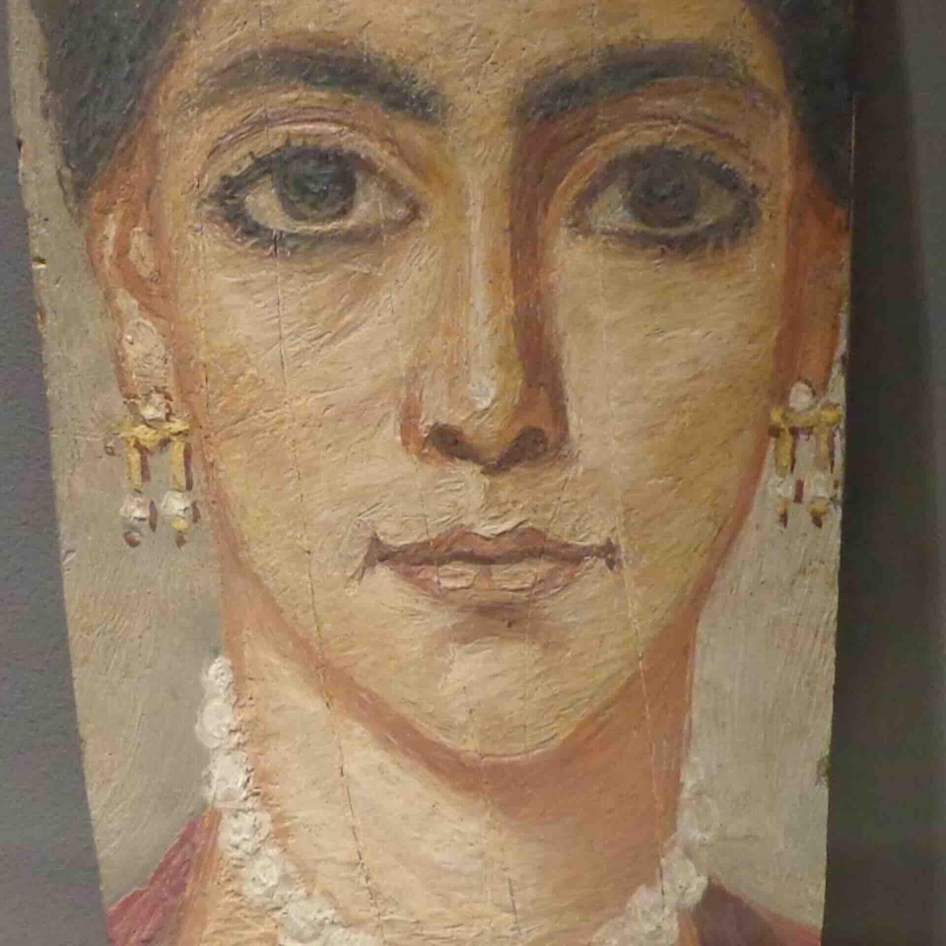 Retrato en madera de mujer con blusa roja, pendientes dorados y collar de perlas, estilo artístico clásico.