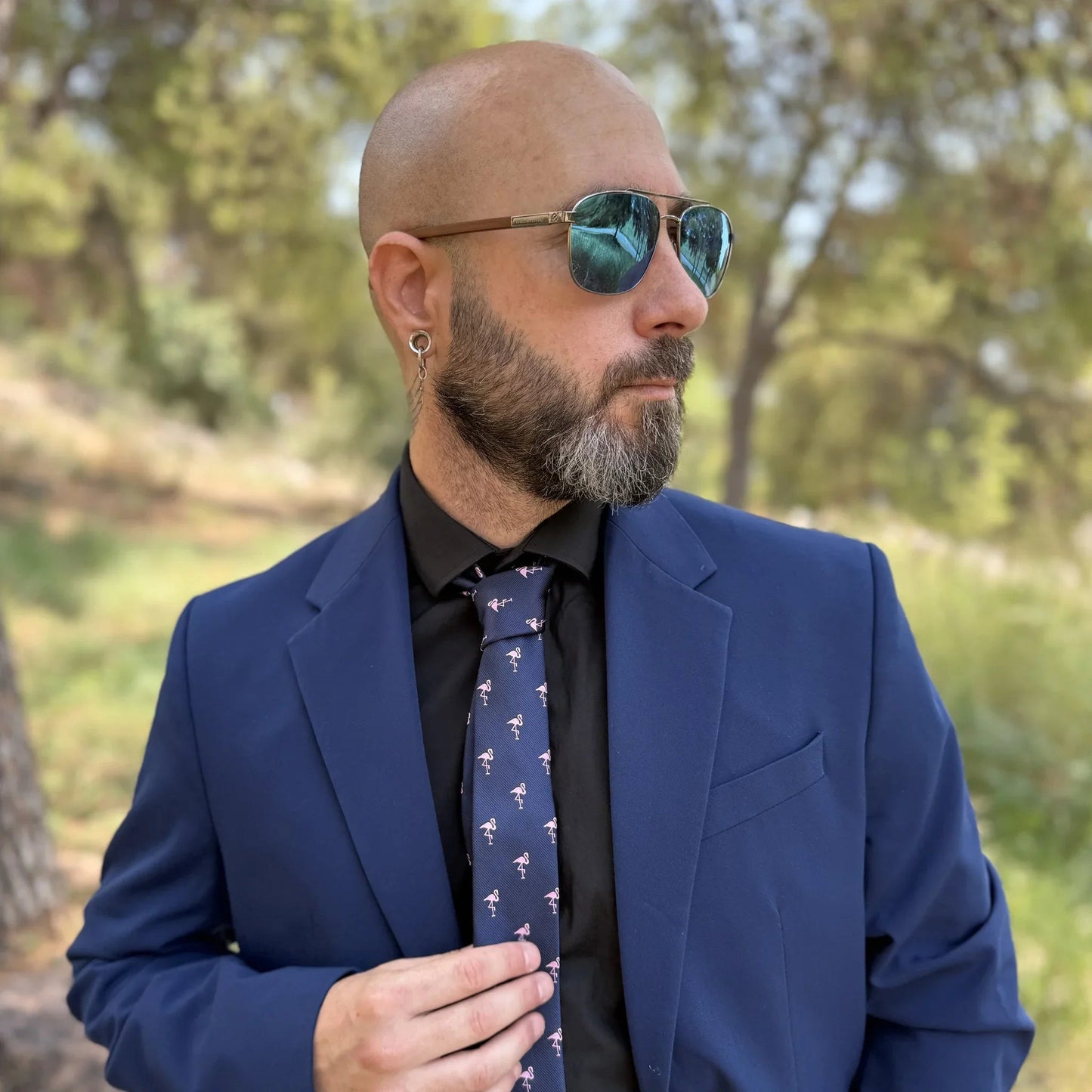 modelo masculino luciendo corbata de diseño flamencos rosas