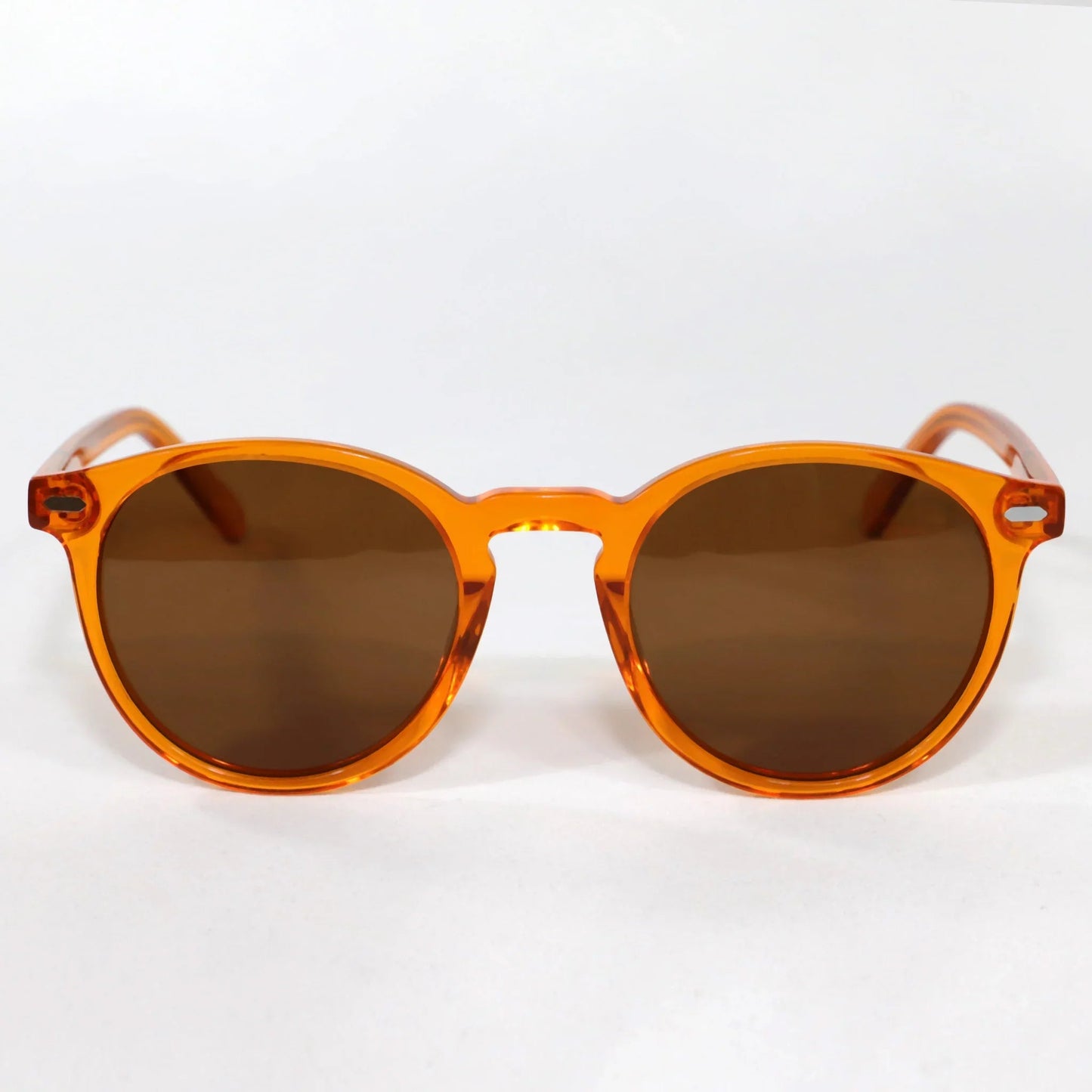 Gulpiyuri · gafas de sol de color naranja cristal