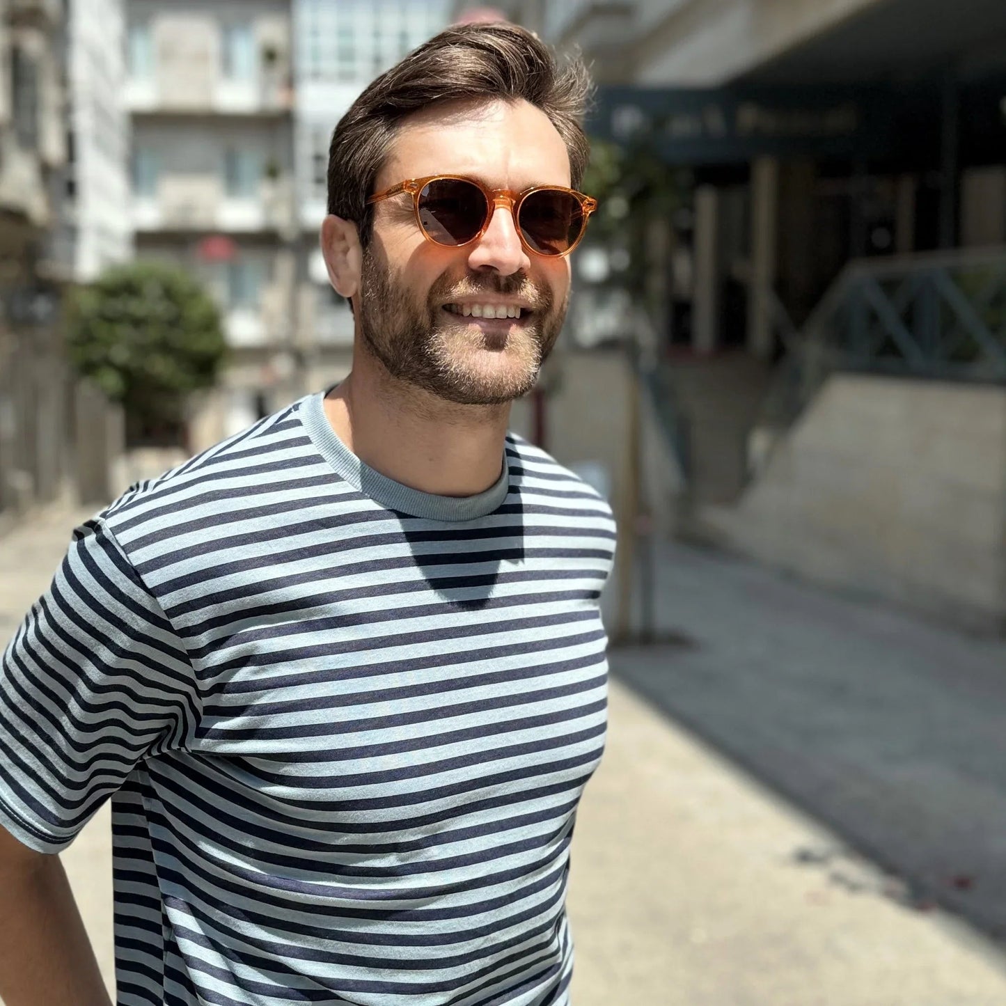 Gulpiyuri · gafas de sol de color naranja cristal