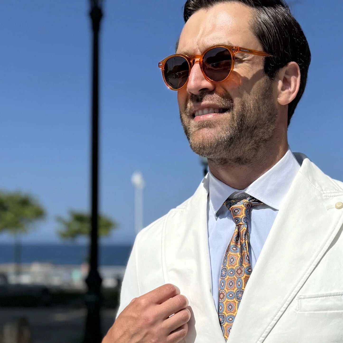 Gulpiyuri · gafas de sol de color naranja cristal