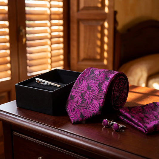 Helecho rosado · conjunto de corbata floral magenta con pañuelo, gemelos y pasador