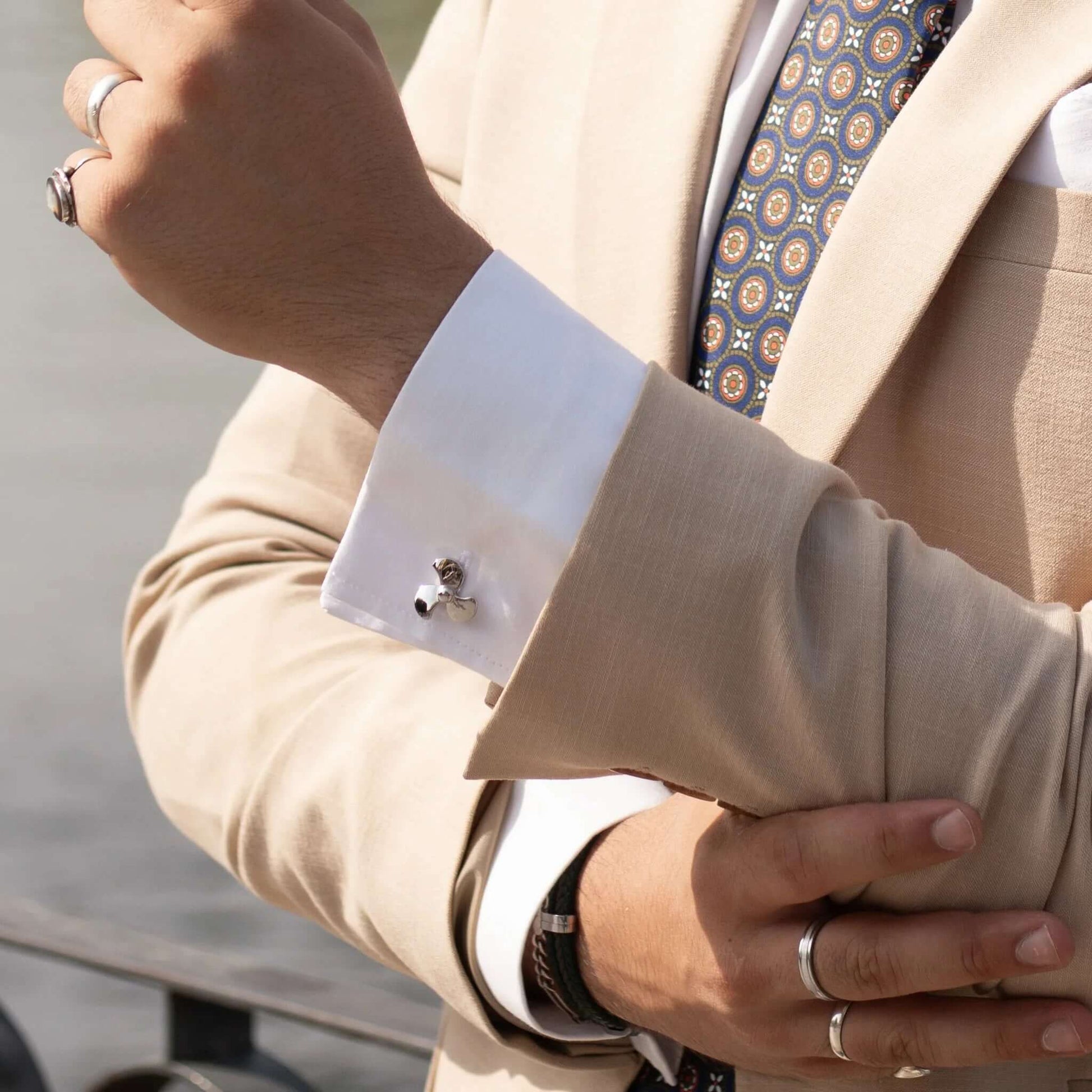 Gemelos con hélice de barco en camisa de traje elegante con corbata.