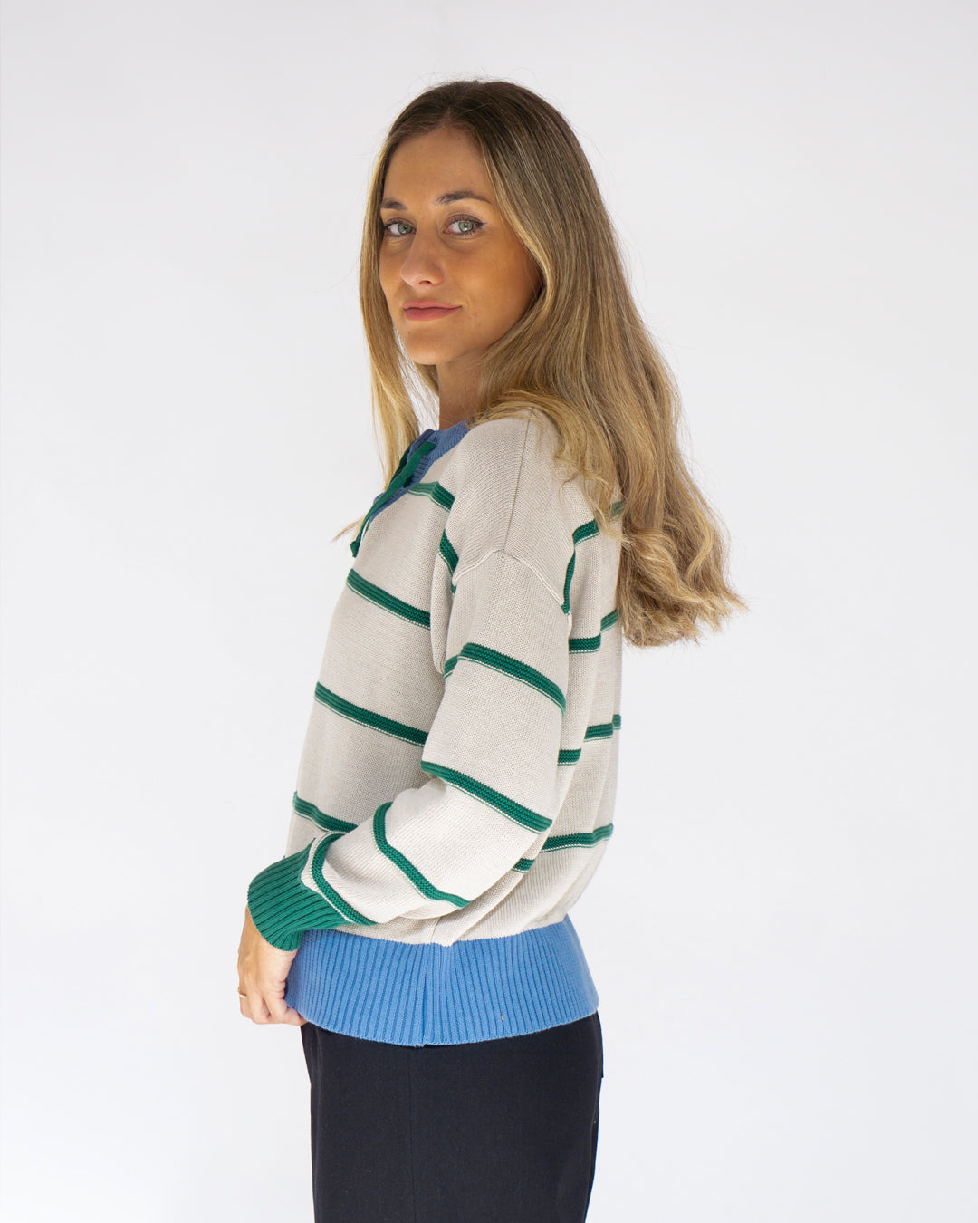Suéter de rayas beige con verde y azul, de material suave, estilo casual y cómodo para cualquier ocasión.