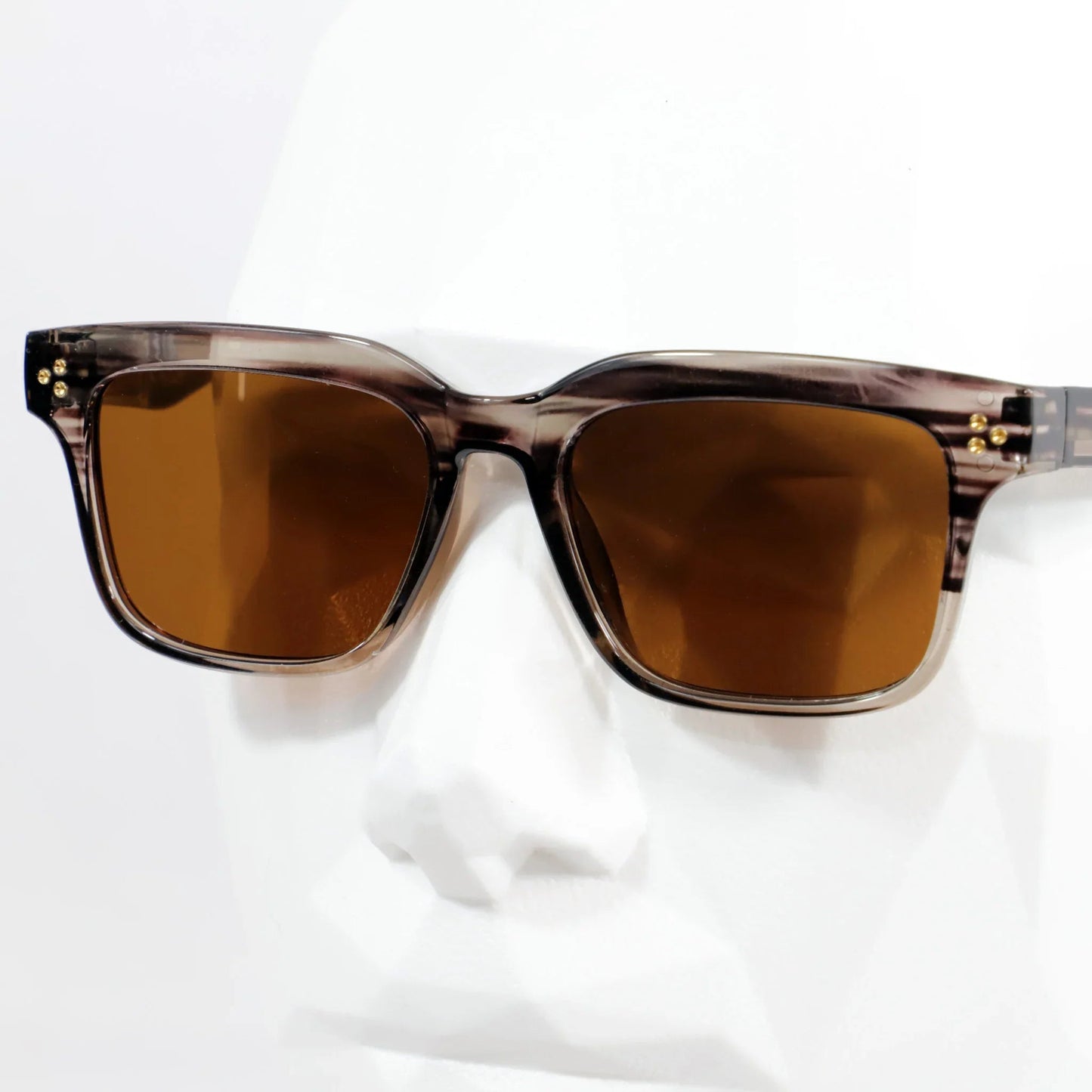 Illetes · gafas de sol de color marrón grisáceo cristalino con lentes marrones