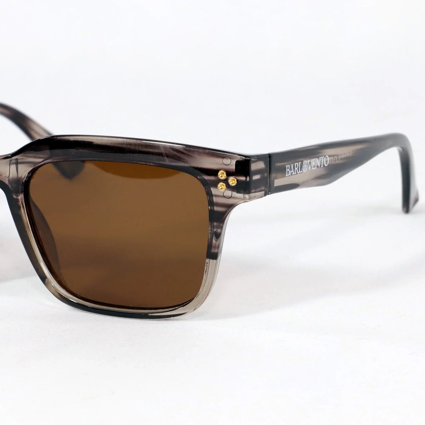 Illetes · gafas de sol de color marrón grisáceo cristalino con lentes marrones