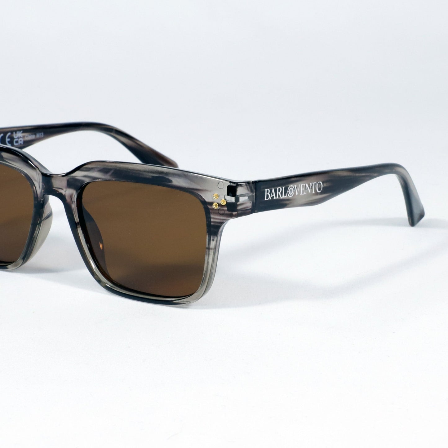 Illetes · gafas de sol de color marrón grisáceo cristalino con lentes marrones