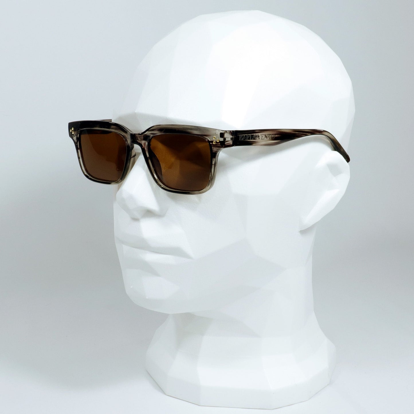 Illetes · gafas de sol de color marrón grisáceo cristalino con lentes marrones