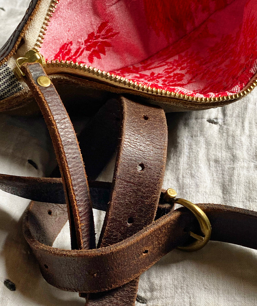 Interior detail of Bolso Riñonera Campos Vintage Roja showing vibrant red lining and brown leather straps.