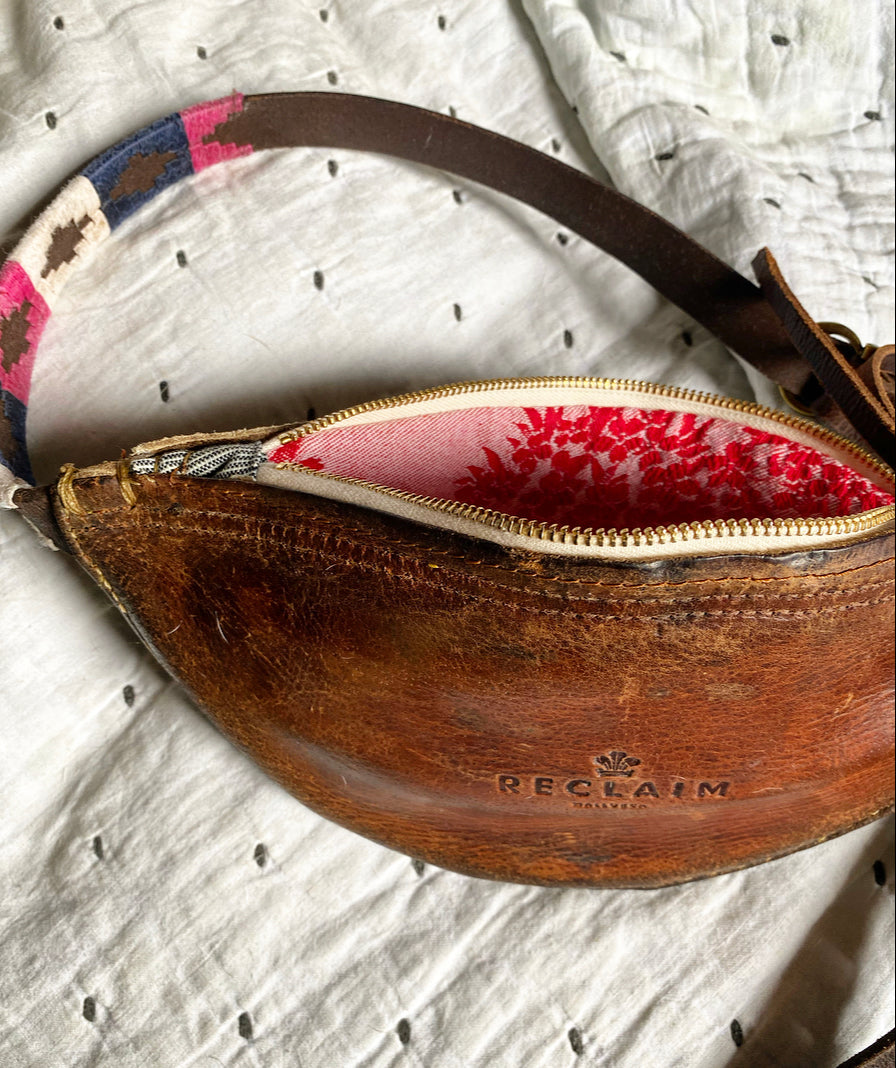 Bolso Riñonera Campos Vintage Roja con diseño único y funcionalidad moderna, hecho de cuero reciclado.