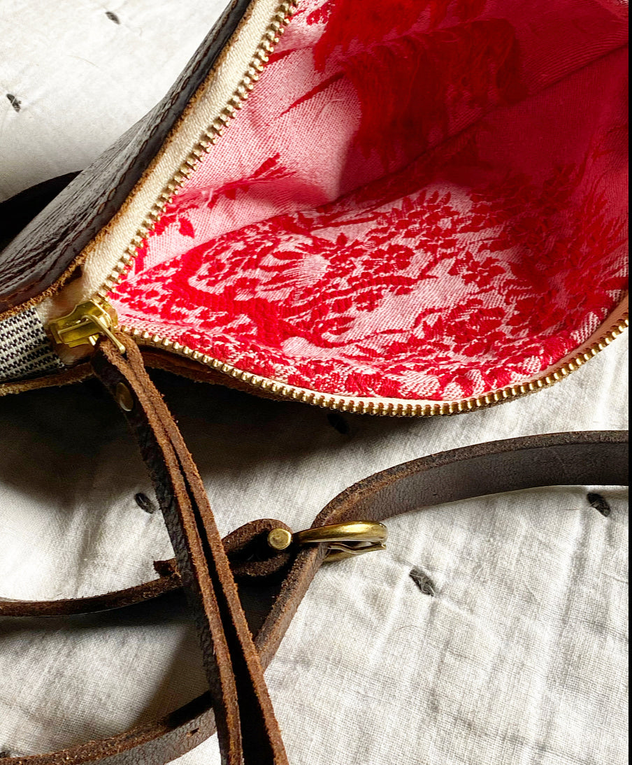 Interior view of Bolso Riñonera Campos Vintage Roja showing its vibrant red lining and unique design.