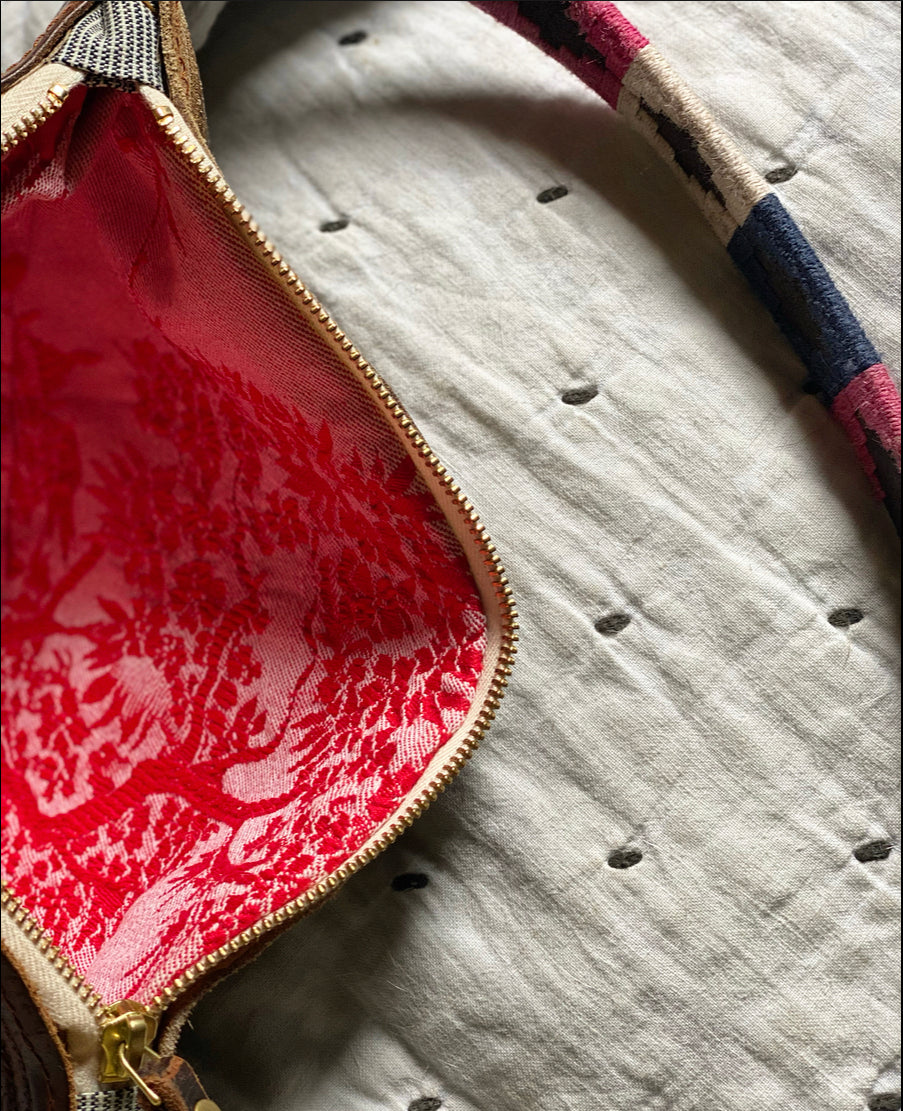 Interior view of Bolso Riñonera Campos Vintage Roja showing red patterned lining.