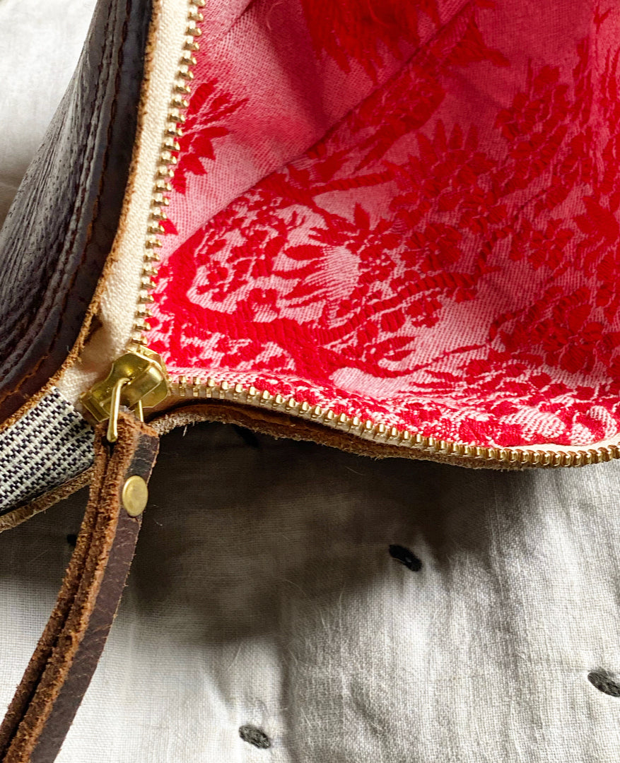 Interior view of the Bolso Riñonera Campos Vintage Roja, showcasing red floral lining.
