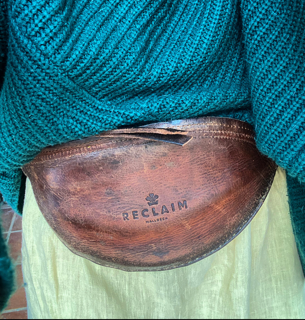 Bolso Riñonera Campos Vintage Roja, accesorio de cuero reciclado con diseño único y funcional.