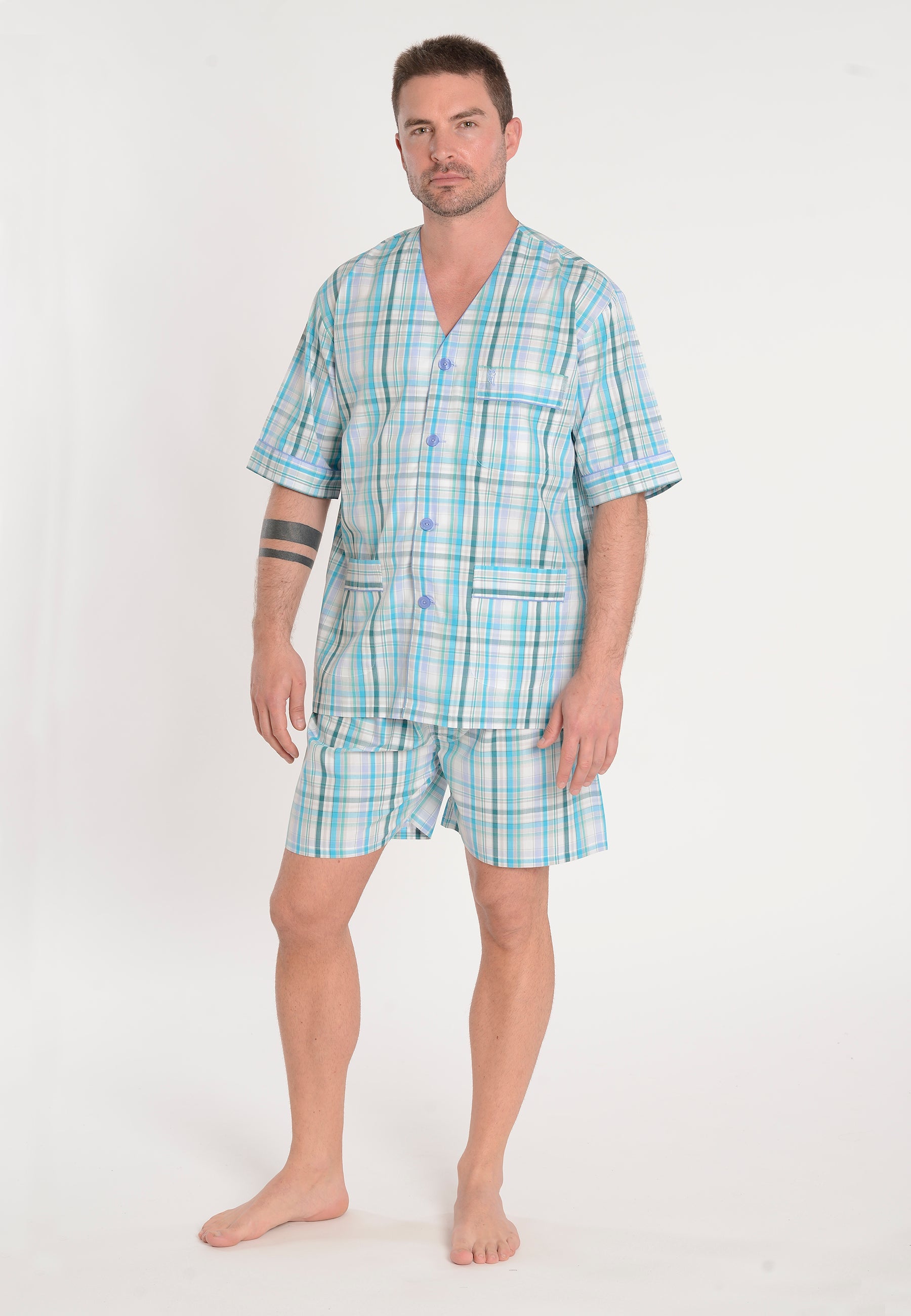 Pijama de hombre de cuadros azul y verde en algodón, estilo corto, con botones y pantalones cortos.