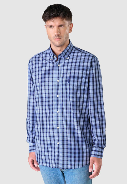 Camisa de hombre manga larga en popelín azul a cuadros, corte clásico, tejido suave con bolsillo y cierre de botones.