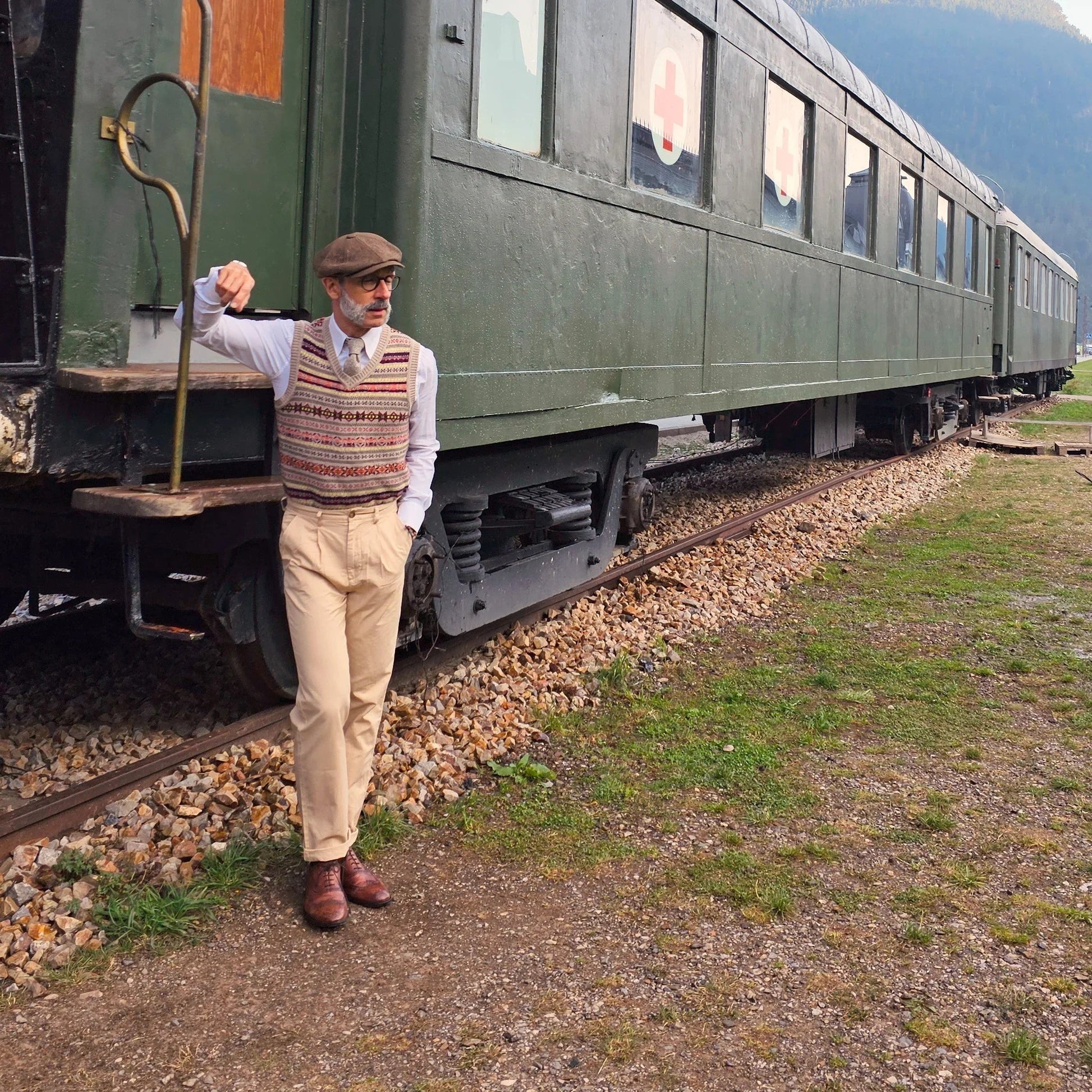 modelo con corbata de lana beige moderna y sofisticada. Escena amiente en estación de tren