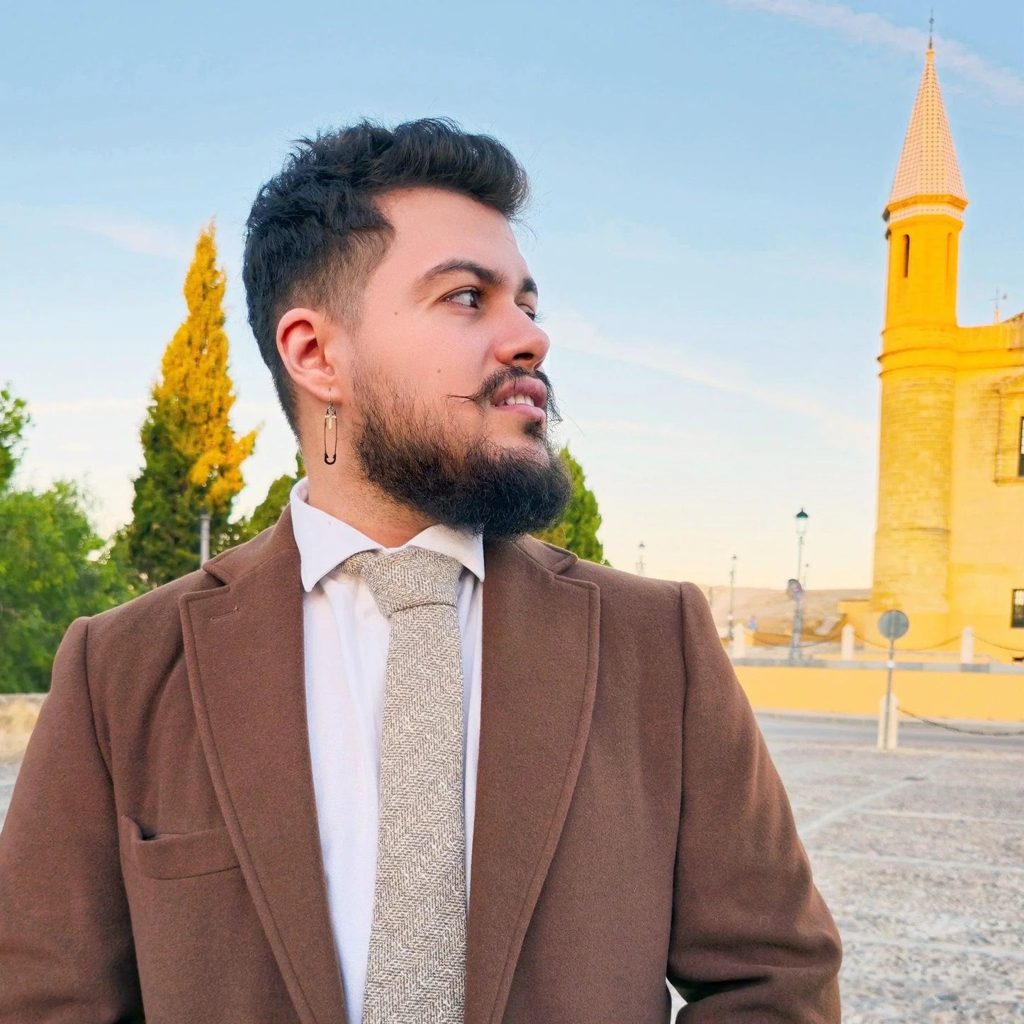 modelo hombre con Corbata de lana beige Laponia con hilo dorado