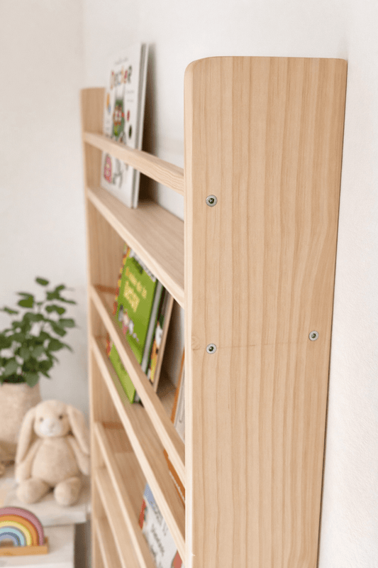 Estantería de madera clara con estantes rectos, ideal para almacenar libros y decorar el cuarto infantil.