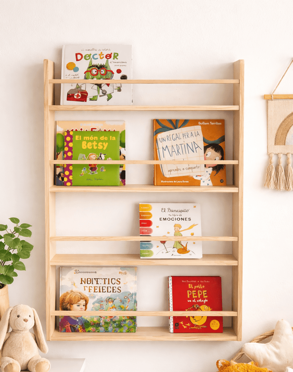 Estante de madera claro con libros infantiles coloridos, estilo moderno y minimalista. Perfecto para habitaciones.