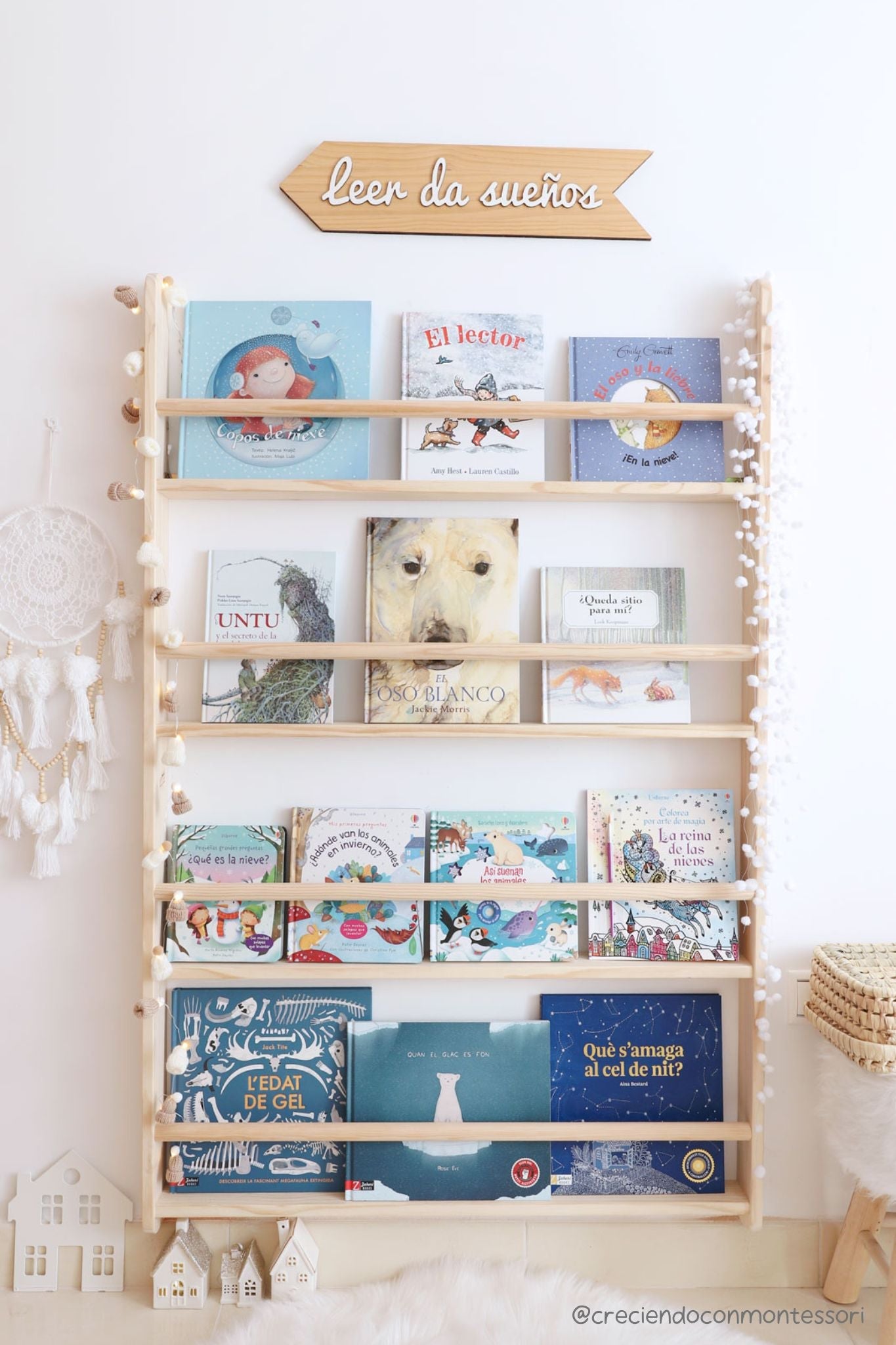 Estantería de madera clara con libros coloridos, estilo Montessori, ideal para fomentar la lectura infantil.