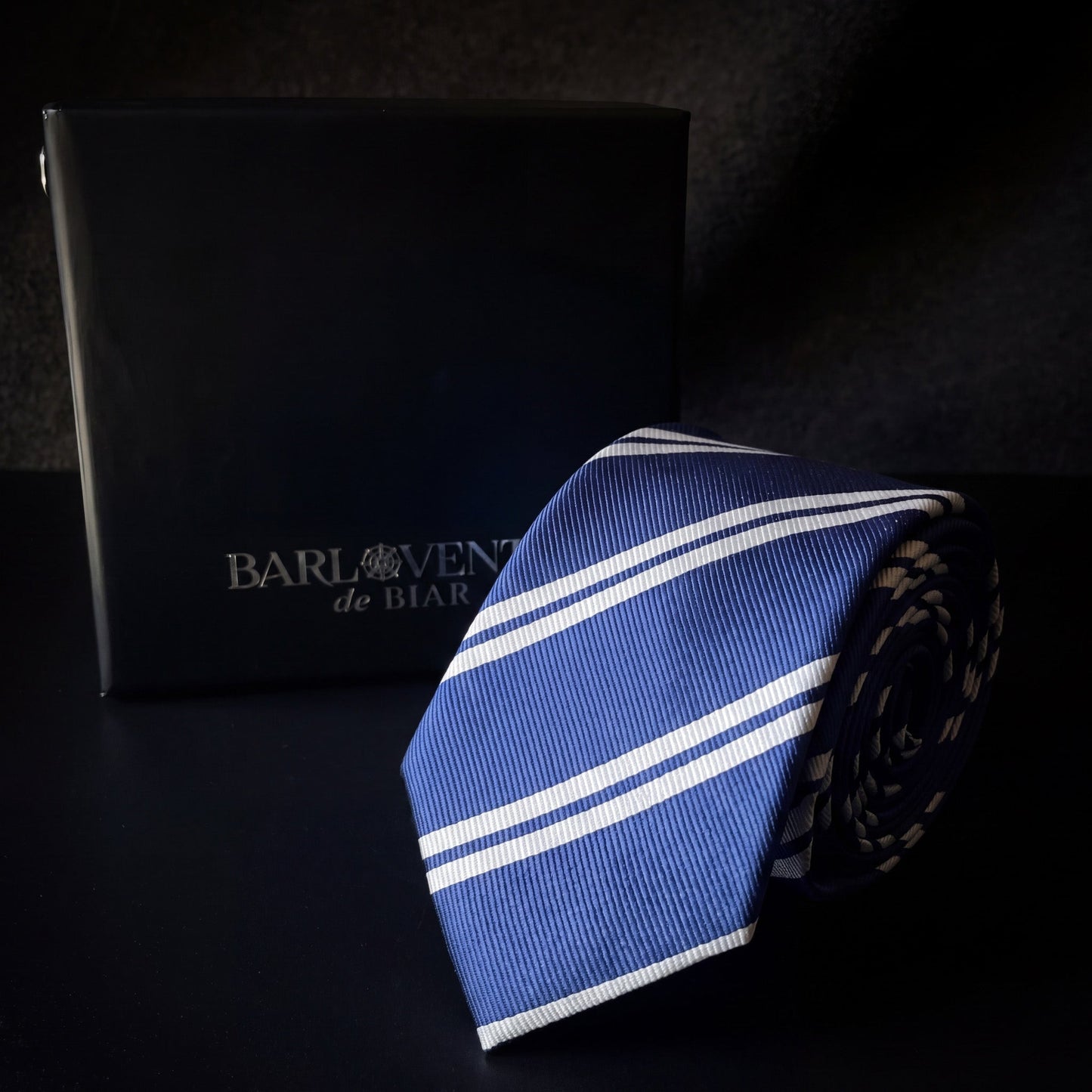 Londres · corbata azul con rayas blancas