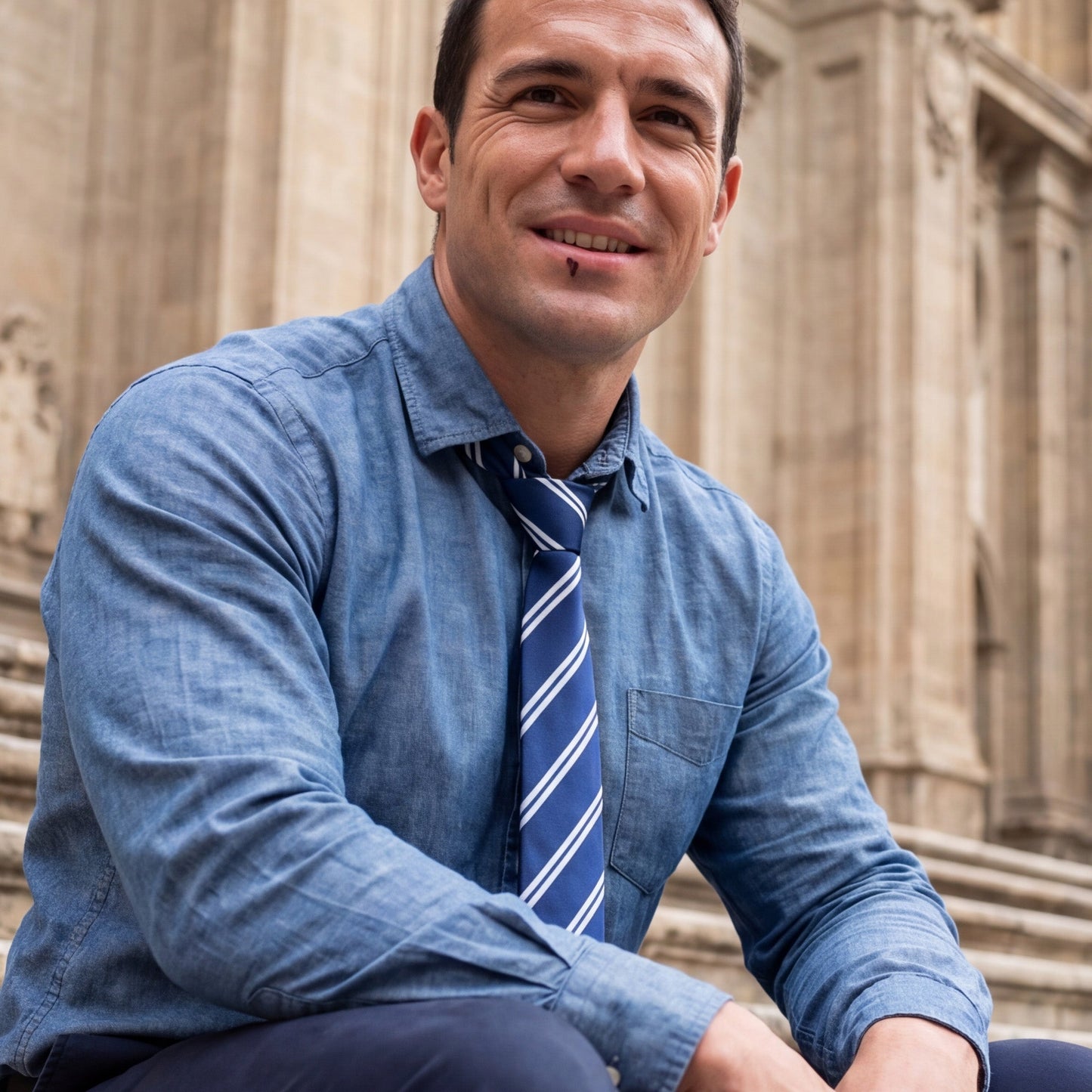 Londres · corbata azul con rayas blancas