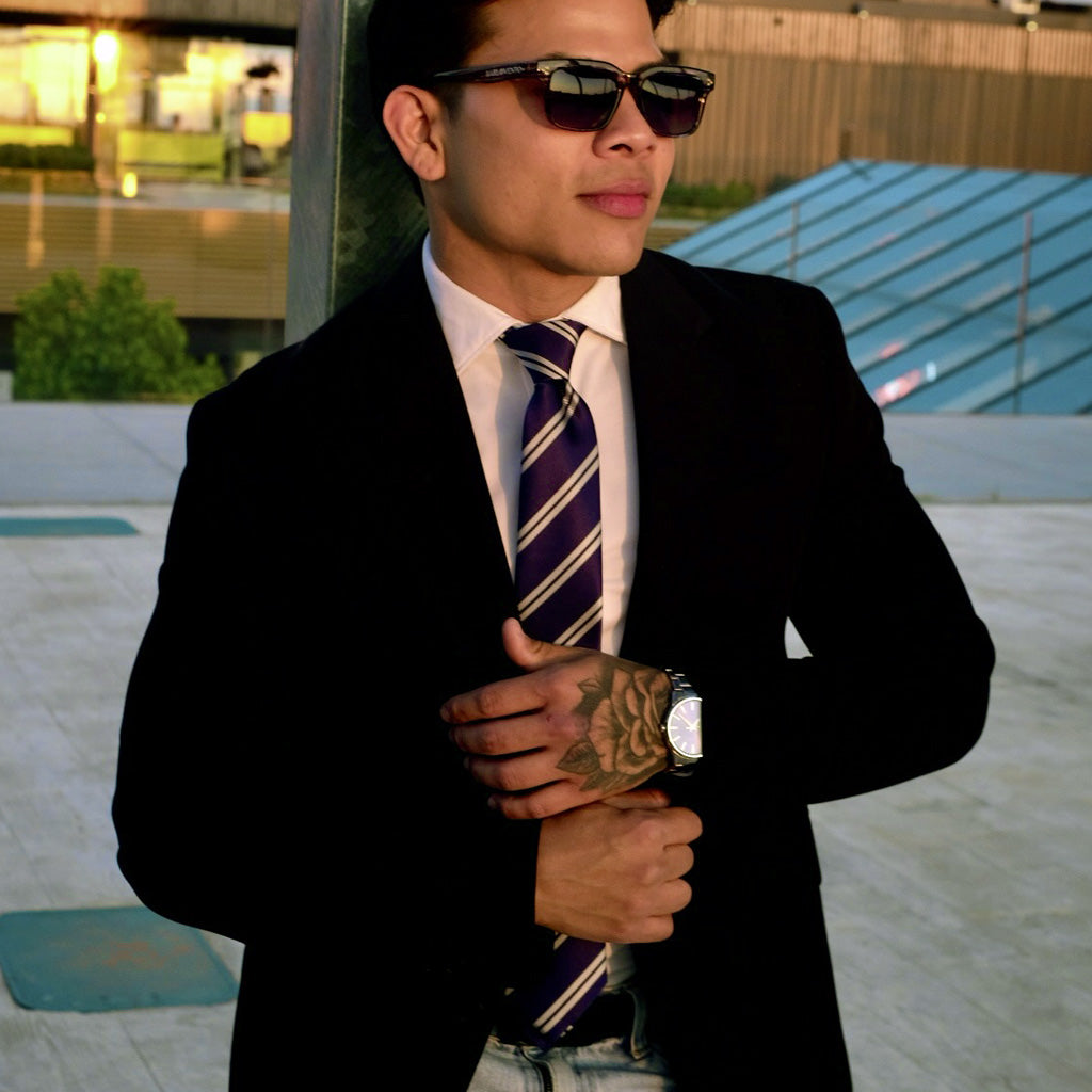 Londres · corbata azul con rayas blancas