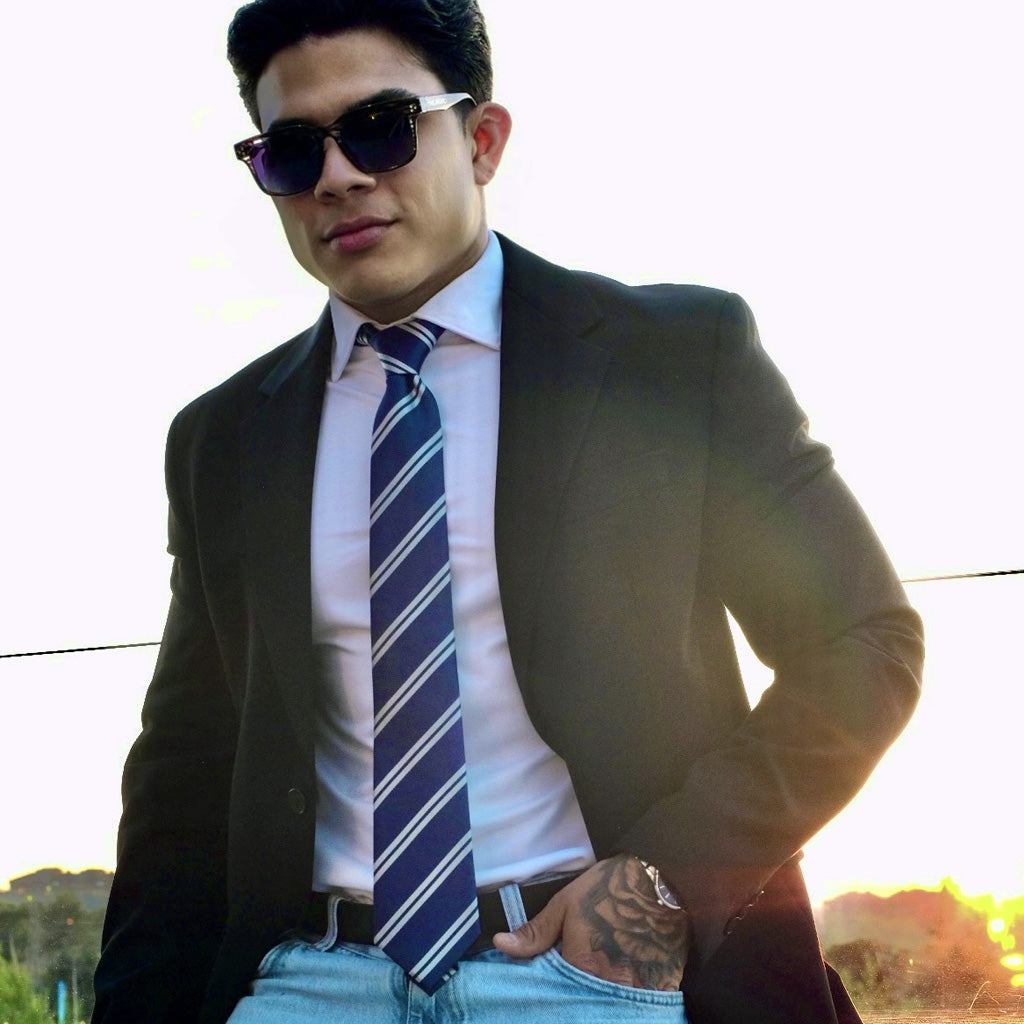 Londres · corbata azul con rayas blancas